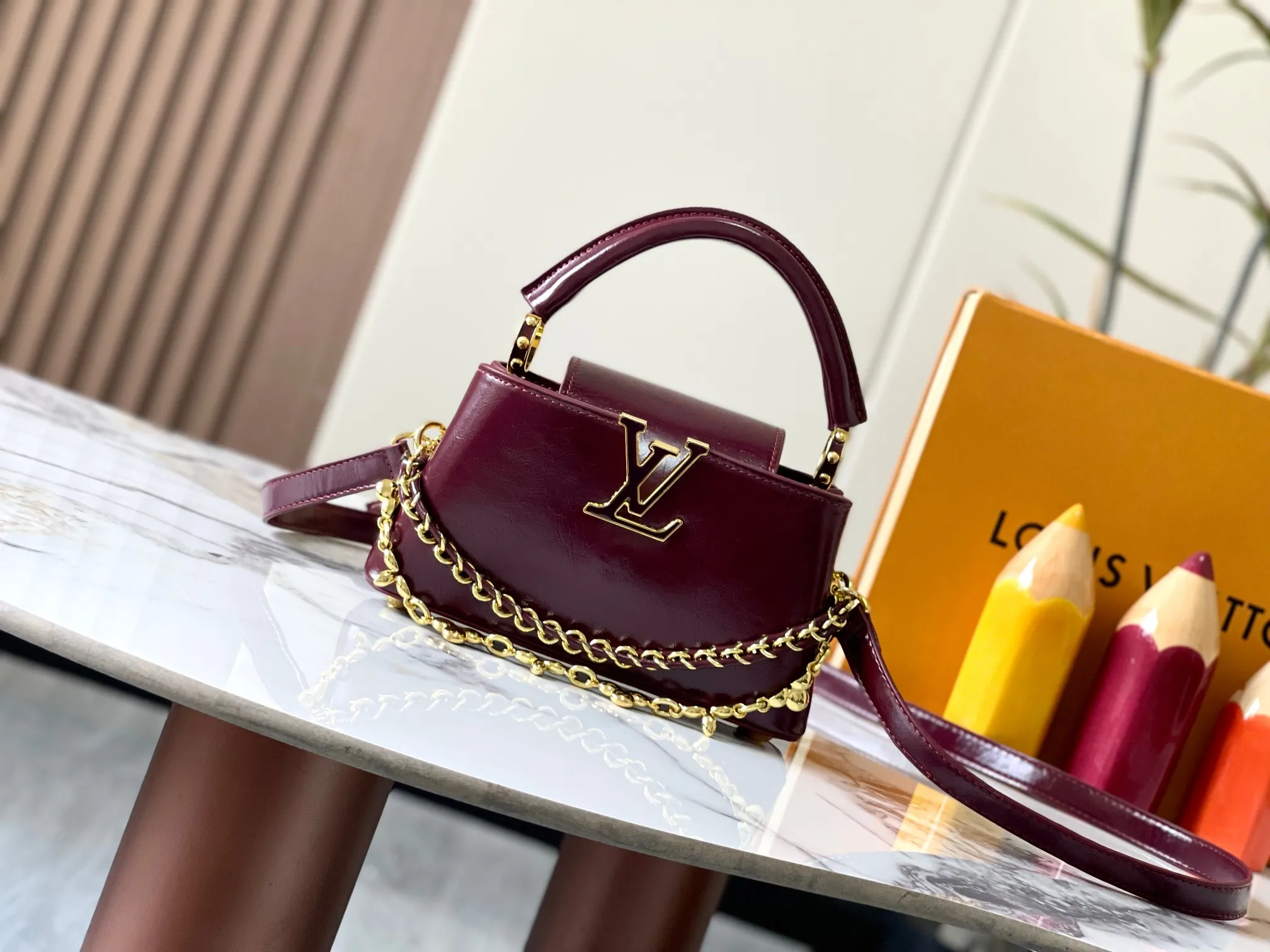 P460 [Guangzhou top quality original version] M25491 This Capucines East-West mini handbag draws color inspiration from the Louis Vuitton beauty series, subtly showing grace and grace. The pleated leather body adds an edgy feel and features a flap that can be folded in or out. The LV letters highlight the brand mark, and the shiny chain can be removed at will. Size:22*12*8cm