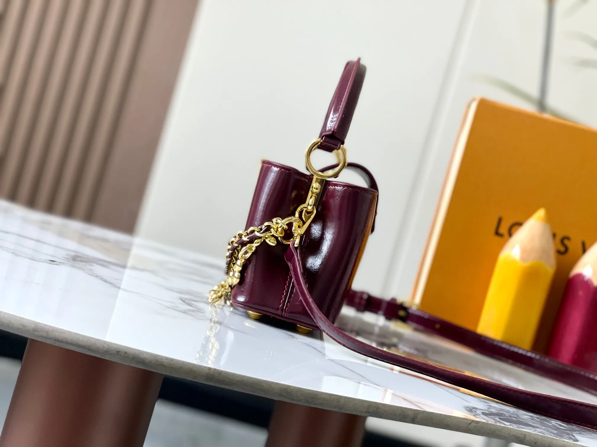 P460 [Guangzhou top quality original version] M25491 This Capucines East-West mini handbag draws color inspiration from the Louis Vuitton beauty series, subtly showing grace and grace. The pleated leather body adds an edgy feel and features a flap that can be folded in or out. The LV letters highlight the brand mark, and the shiny chain can be removed at will. Size:22*12*8cm