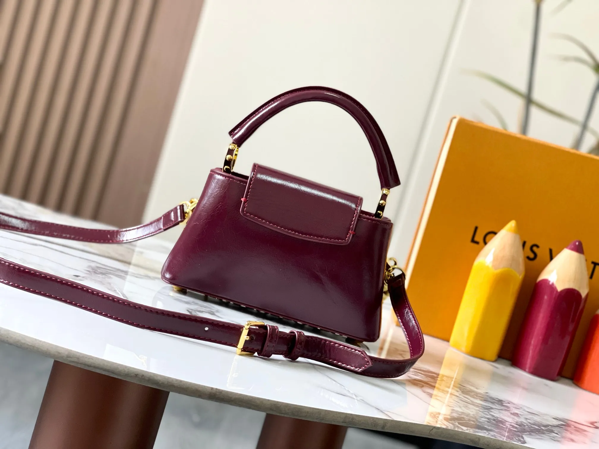 P460 [Guangzhou top quality original version] M25491 This Capucines East-West mini handbag draws color inspiration from the Louis Vuitton beauty series, subtly showing grace and grace. The pleated leather body adds an edgy feel and features a flap that can be folded in or out. The LV letters highlight the brand mark, and the shiny chain can be removed at will. Size:22*12*8cm