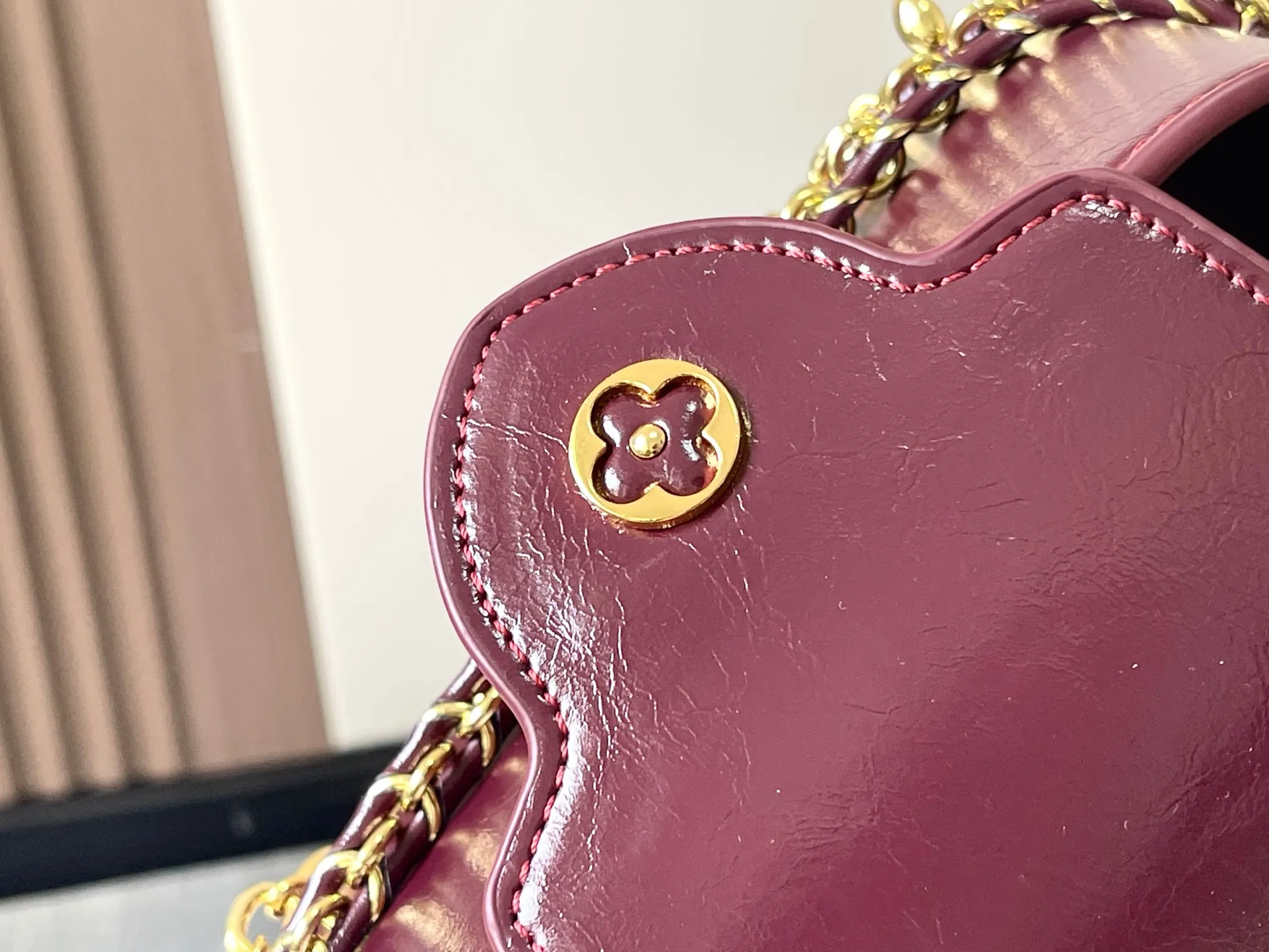 P460 [Guangzhou top quality original version] M25491 This Capucines East-West mini handbag draws color inspiration from the Louis Vuitton beauty series, subtly showing grace and grace. The pleated leather body adds an edgy feel and features a flap that can be folded in or out. The LV letters highlight the brand mark, and the shiny chain can be removed at will. Size:22*12*8cm