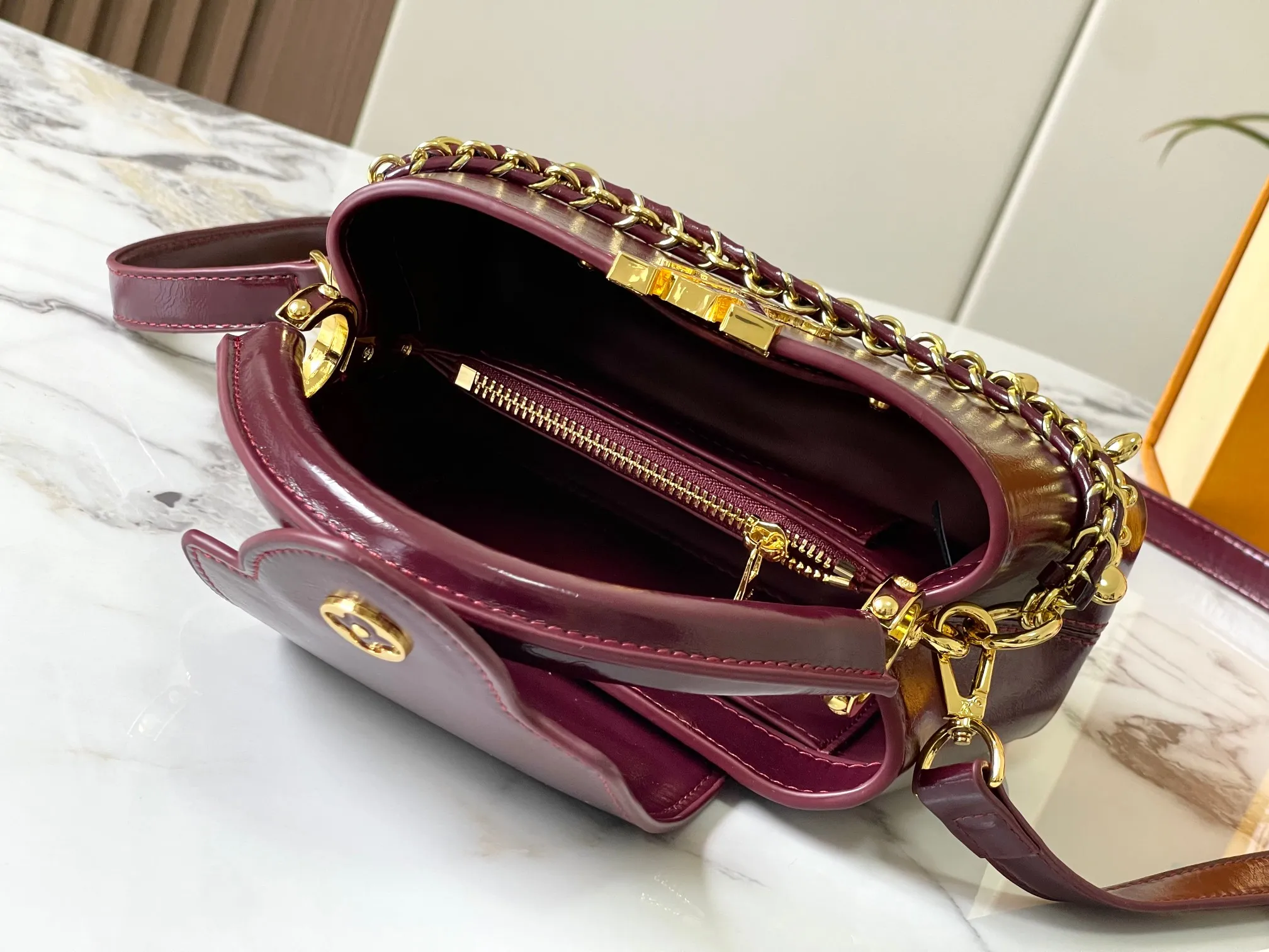 P460 [Guangzhou top quality original version] M25491 This Capucines East-West mini handbag draws color inspiration from the Louis Vuitton beauty series, subtly showing grace and grace. The pleated leather body adds an edgy feel and features a flap that can be folded in or out. The LV letters highlight the brand mark, and the shiny chain can be removed at will. Size:22*12*8cm