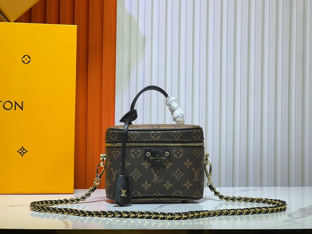 Batch 260💰M47125 Vanity Chain Pouch handbag draws inspiration from classic cosmetic cases and interprets the spirit of travel with Monogram canvas. The top handle and detachable braided chain are infused with leather elements, complementing the clean lines of the bag. The LV inscribed padlock and leather key holder continue the iconic details. Size: 19x11.5x6.5cm