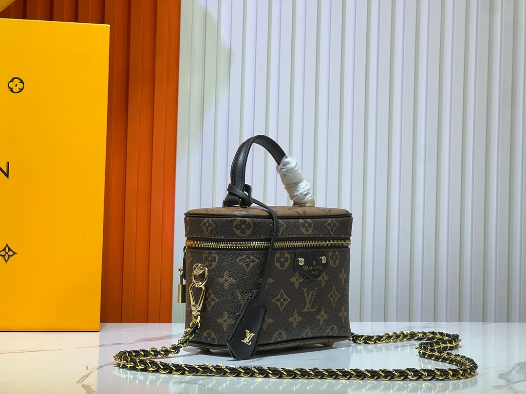 Batch 260💰M47125 Vanity Chain Pouch handbag draws inspiration from classic cosmetic cases and interprets the spirit of travel with Monogram canvas. The top handle and detachable braided chain are infused with leather elements, complementing the clean lines of the bag. The LV inscribed padlock and leather key holder continue the iconic details. Size: 19x11.5x6.5cm