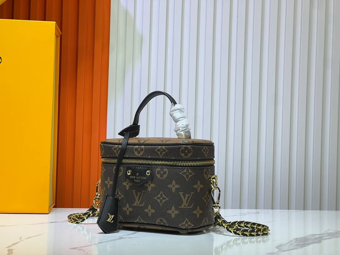 Batch 260💰M47125 Vanity Chain Pouch handbag draws inspiration from classic cosmetic cases and interprets the spirit of travel with Monogram canvas. The top handle and detachable braided chain are infused with leather elements, complementing the clean lines of the bag. The LV inscribed padlock and leather key holder continue the iconic details. Size: 19x11.5x6.5cm