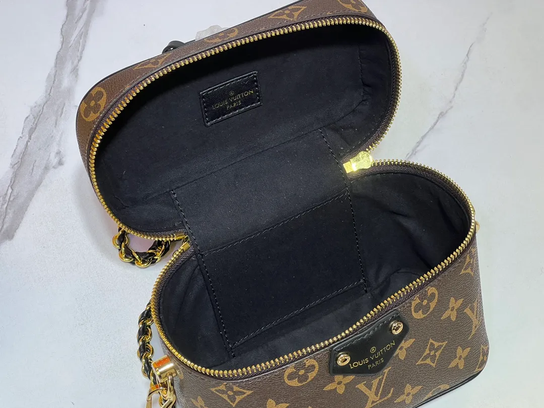 Batch 260💰M47125 Vanity Chain Pouch handbag draws inspiration from classic cosmetic cases and interprets the spirit of travel with Monogram canvas. The top handle and detachable braided chain are infused with leather elements, complementing the clean lines of the bag. The LV inscribed padlock and leather key holder continue the iconic details. Size: 19x11.5x6.5cm