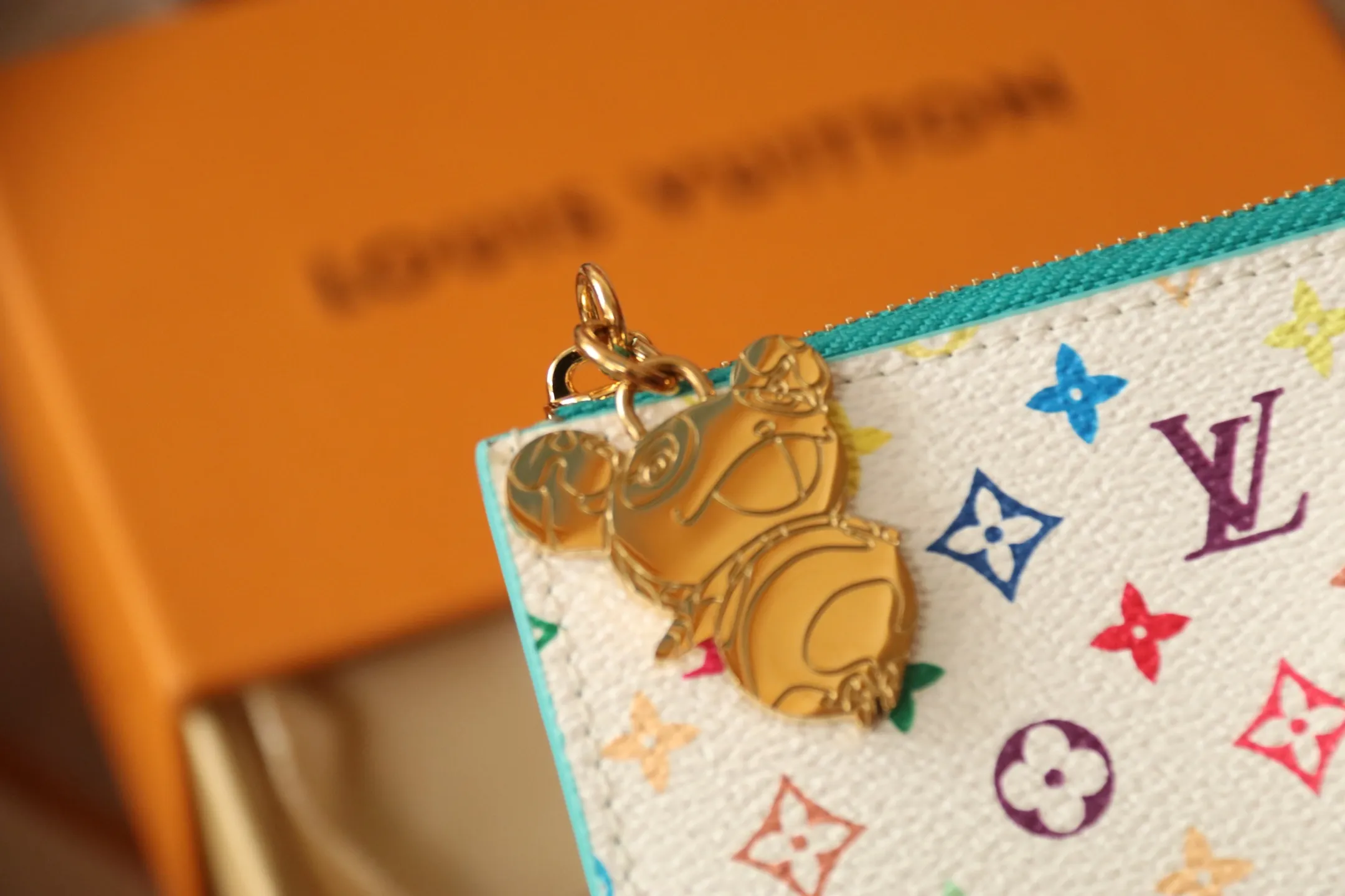 【LV x TM Romy Card Holder】 💎P400 m14155 Rose m14171 Blue m13800 Green "LV × TM Porto Kurt Romy" appears in the "Louis Vuitton × Takashi Murakami" series that unfolds in a variety of categories. It features functional and playful expressions with fresh tones inspired by the rainbow colors unique to Japanese artists. The whole piece is finished with Monogram Amplant leather that adds a casual personality, and the bright Monogram multi-color canvas in the flat pocket stands out. The coin pocket opens and closes with a gold zipper and features a panda pull to symbolize the season.  Dimensions: 12 x 8 x 0.8 cm
