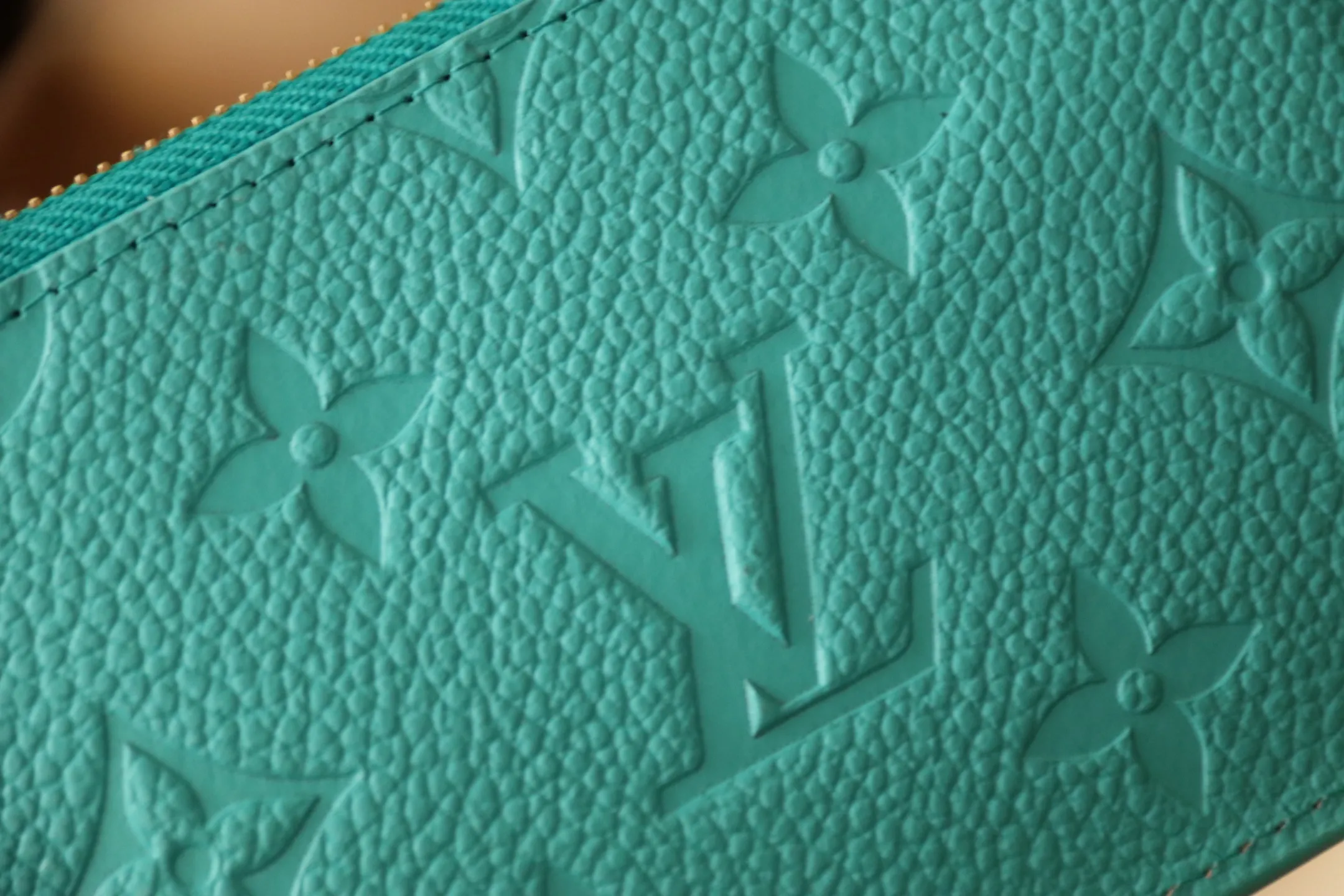 【LV x TM Romy Card Holder】 💎P400 m14155 Rose m14171 Blue m13800 Green "LV × TM Porto Kurt Romy" appears in the "Louis Vuitton × Takashi Murakami" series that unfolds in a variety of categories. It features functional and playful expressions with fresh tones inspired by the rainbow colors unique to Japanese artists. The whole piece is finished with Monogram Amplant leather that adds a casual personality, and the bright Monogram multi-color canvas in the flat pocket stands out. The coin pocket opens and closes with a gold zipper and features a panda pull to symbolize the season.  Dimensions: 12 x 8 x 0.8 cm