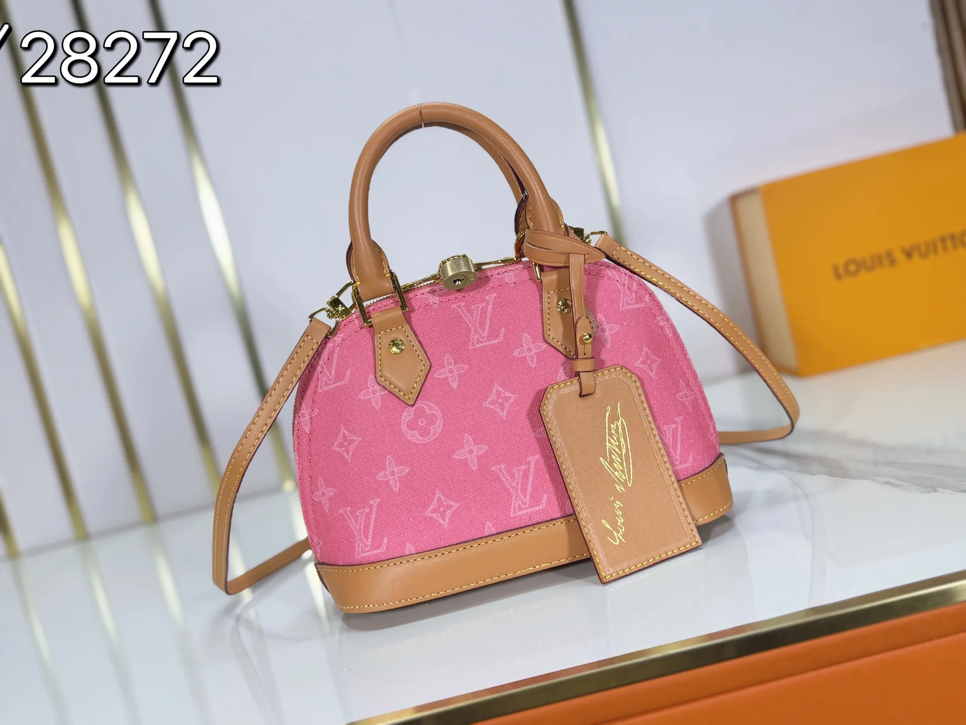 P280 upgraded original M28272 M27526 M28105 M26084 M27812 M28032 M53152 To celebrate the 130th anniversary of the birth of Louis Vuitton’s Monogram pattern, this Alma BB handbag reinterprets classic elements from a retro perspective. Monogram Origine Bleu Courrier patterned canvas evokes archive designs, with smooth calfskin trim and a striped fabric lining. The iconic padlock and Anniversary address plate enrich the details. Dimensions: 23.5 x 17.5 x 11.5 (cm) ((Length x Height x Width)
