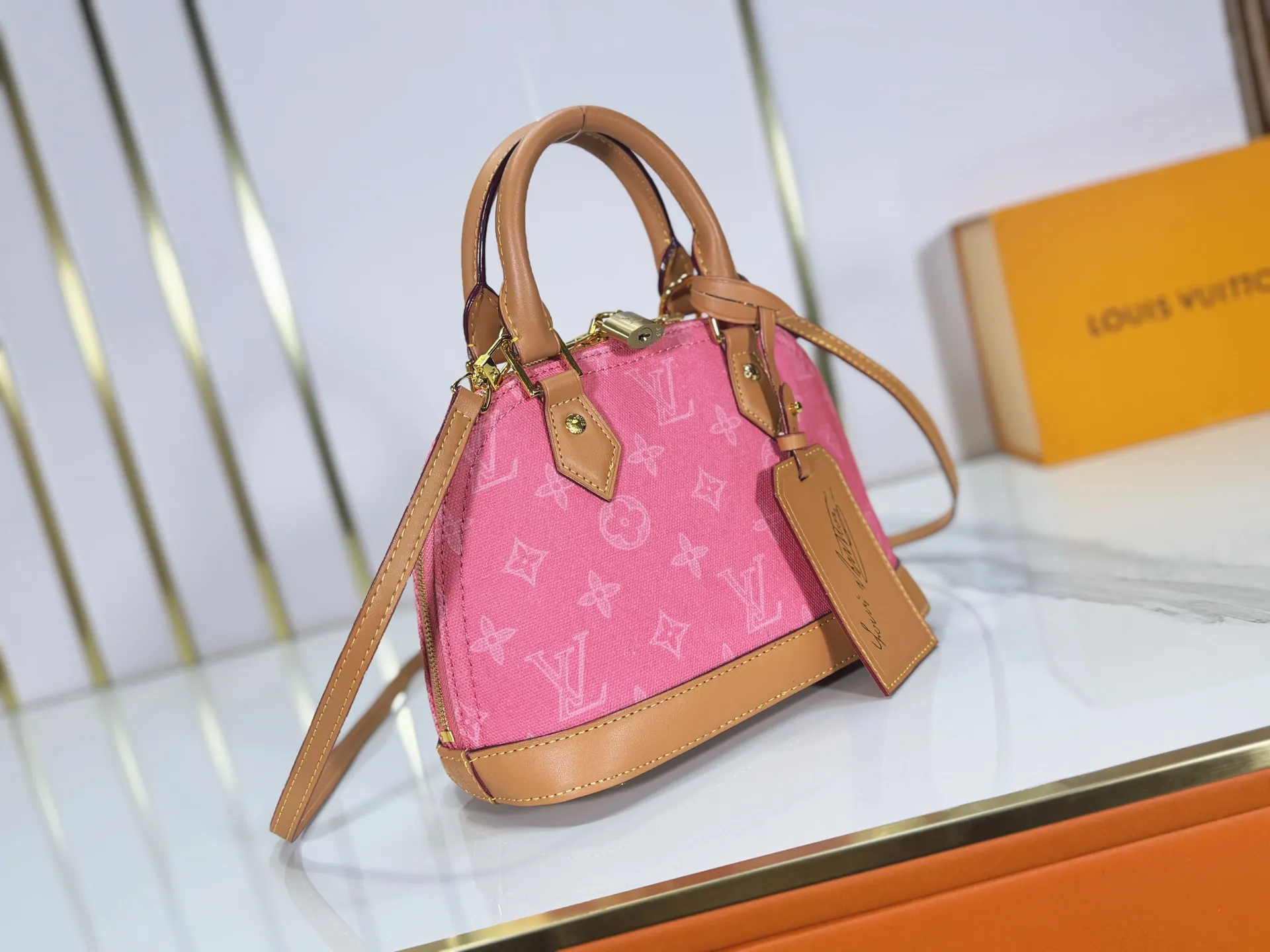 P280 upgraded original M28272 M27526 M28105 M26084 M27812 M28032 M53152 To celebrate the 130th anniversary of the birth of Louis Vuitton’s Monogram pattern, this Alma BB handbag reinterprets classic elements from a retro perspective. Monogram Origine Bleu Courrier patterned canvas evokes archive designs, with smooth calfskin trim and a striped fabric lining. The iconic padlock and Anniversary address plate enrich the details. Dimensions: 23.5 x 17.5 x 11.5 (cm) ((Length x Height x Width)