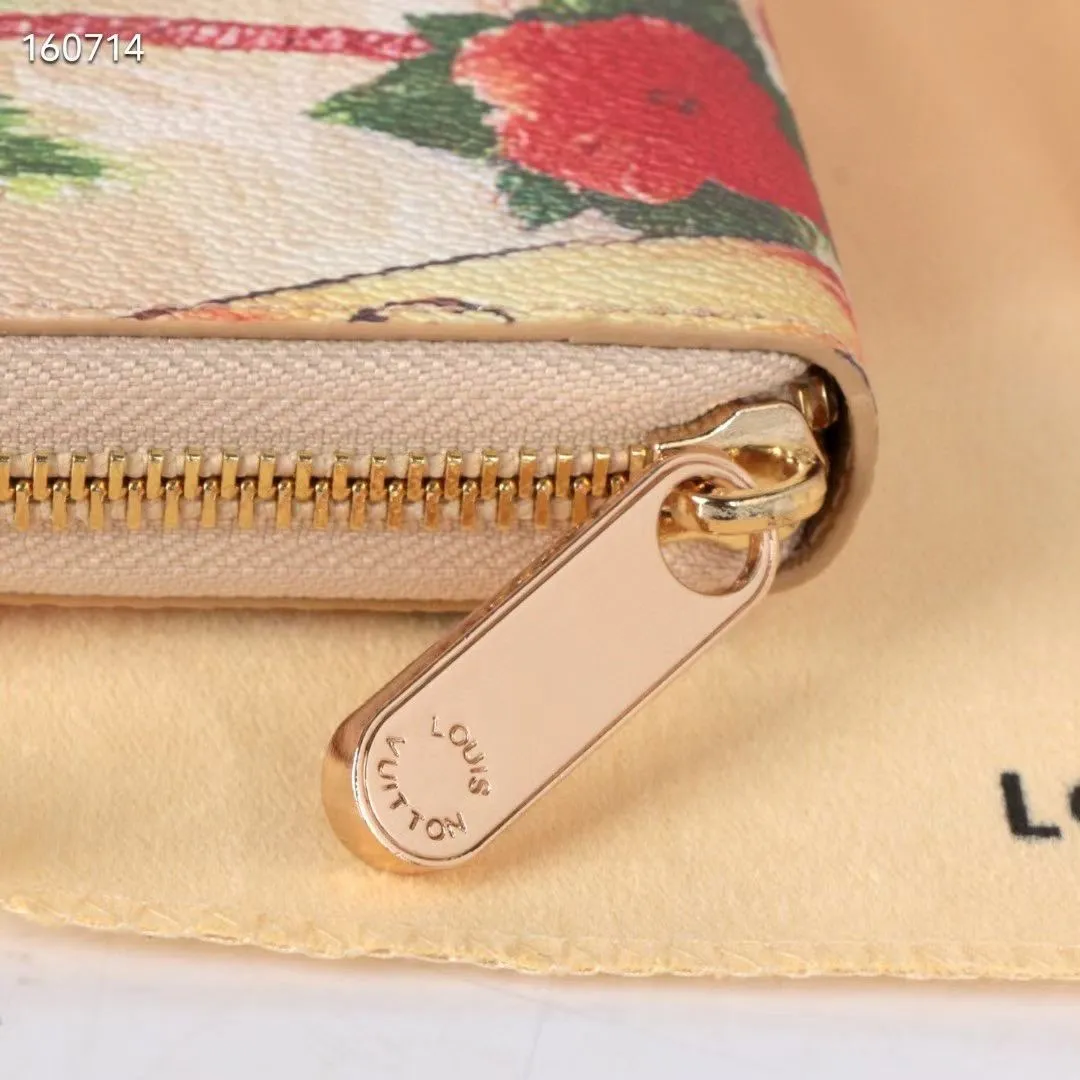 P150💰 M80857M60017 Japan limited wallet "Gibby Wallet", printed with Louis Vuitton's cute mascot "Vivian" illustration on single gram canvas. Brightly colored kites and cute mascots are combined, embellished with tiny single flowers. This is a collectible item that is perfect as a gift for those who love singles. Size: 19x 12.5x 3.0cm, 🎁🎁