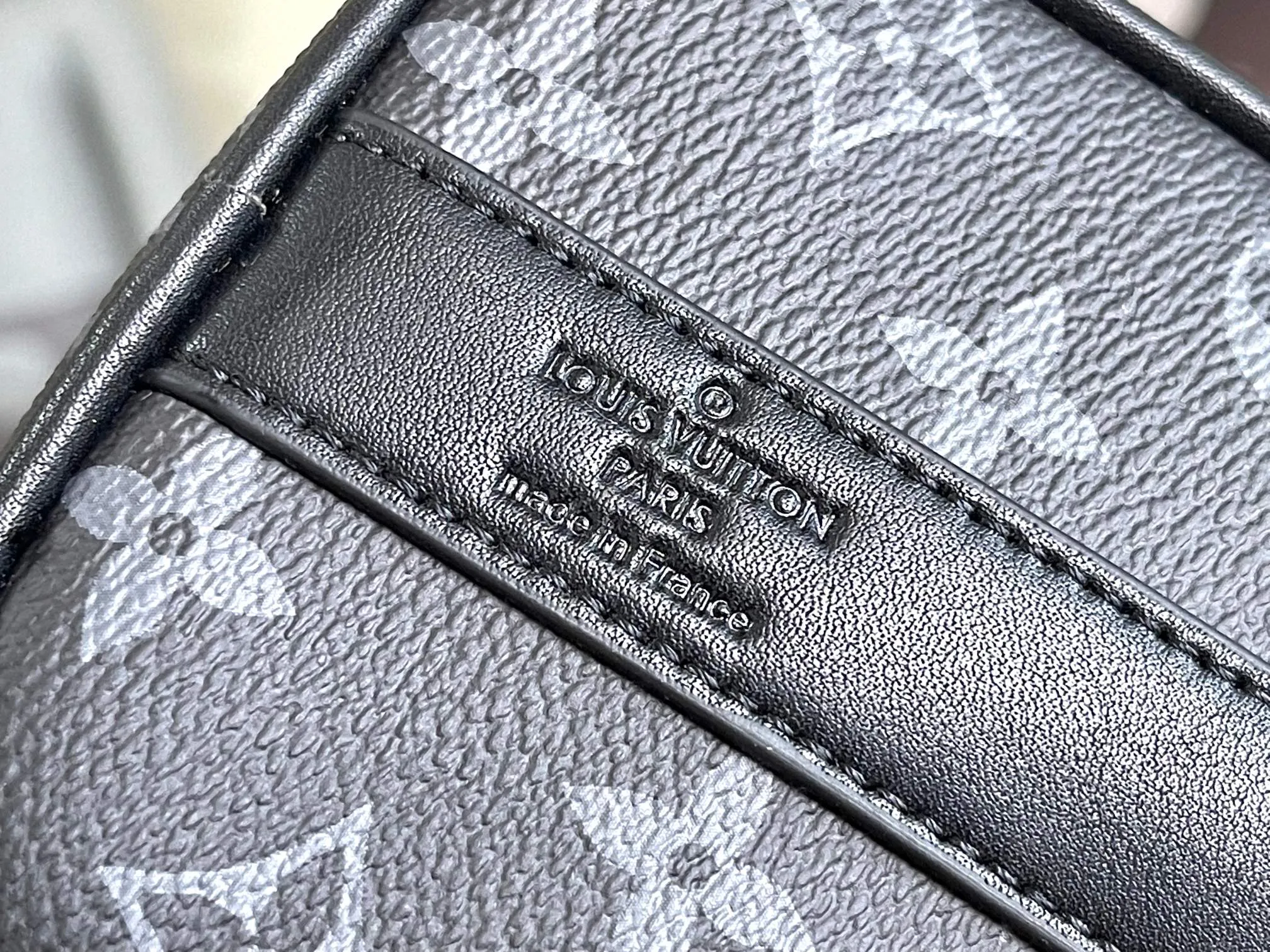 💰960 Top Original Transcoding Chip】P3884 Top Original M11591 M46271 Black Flower Pillow Bag This Keepall 25 handbag is made of Monogram Eclipse Reverse canvas, showing an elegant reinterpretation of Louis Vuitton's classic pattern. The reinforced straps and leather nameplate continue the iconic elements of the Keepall series, and the zipper closure keeps personal items safe and secure. Dimensions: 25.0 x 15.0 x 11.0cm (Length x Height x Width)