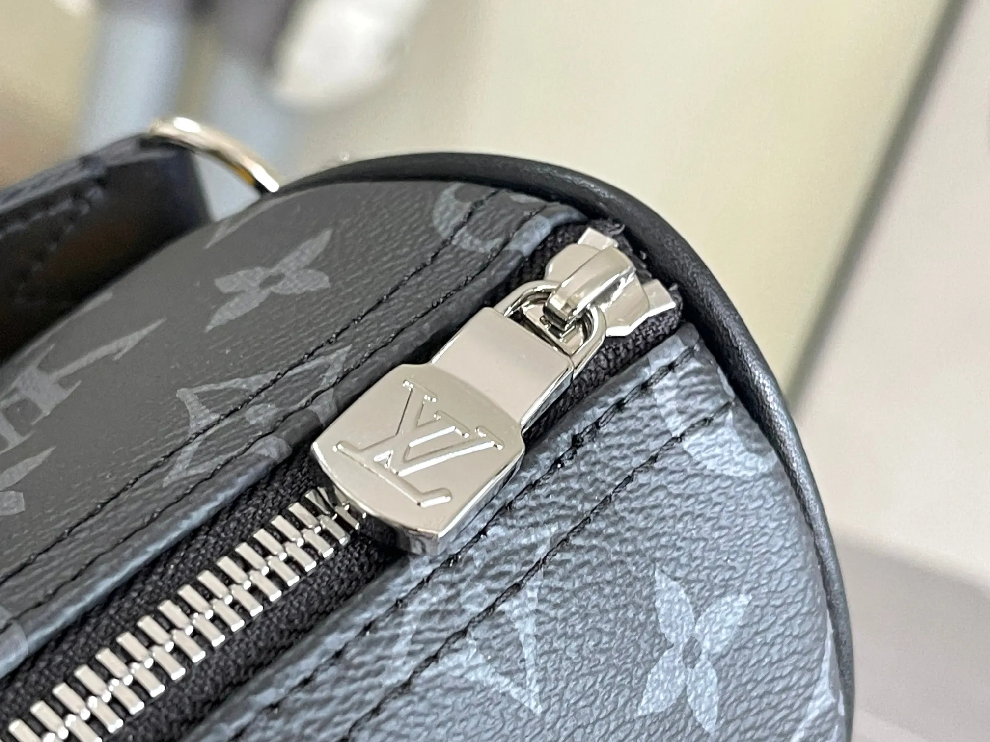 💰960 Top Original Transcoding Chip】P3884 Top Original M11591 M46271 Black Flower Pillow Bag This Keepall 25 handbag is made of Monogram Eclipse Reverse canvas, showing an elegant reinterpretation of Louis Vuitton's classic pattern. The reinforced straps and leather nameplate continue the iconic elements of the Keepall series, and the zipper closure keeps personal items safe and secure. Dimensions: 25.0 x 15.0 x 11.0cm (Length x Height x Width)