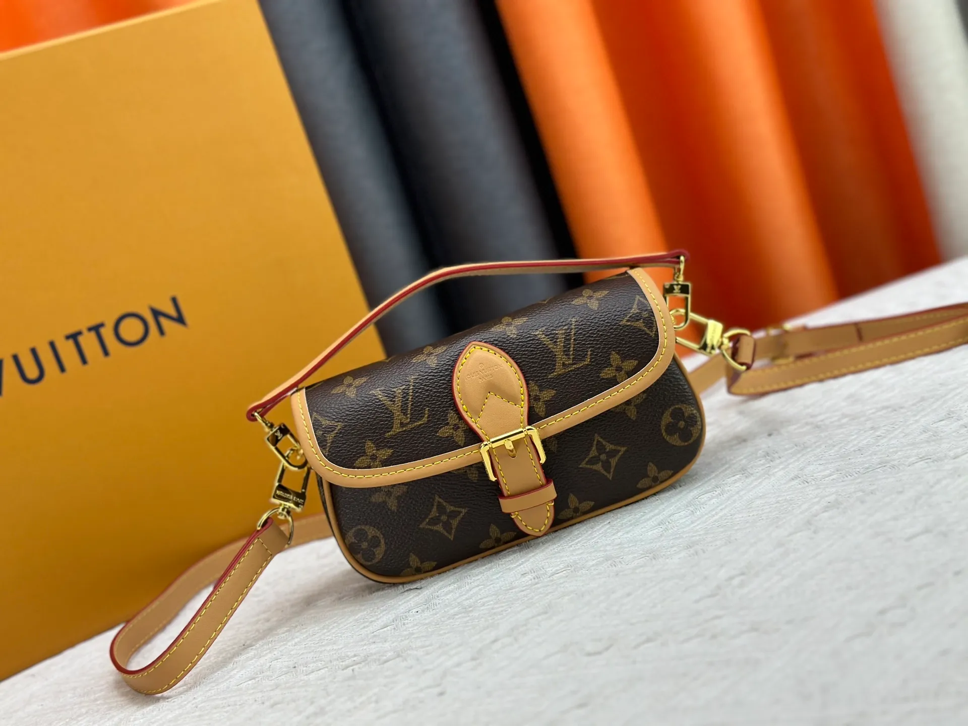 P220 Upgraded original M83566 M83300 M45985 Baguette bag series New Diane handbag The Diane satchel is made of Monogram Empreinte, made of the brand's iconic embossed leather. This versatile bag comes with a removable leather shoulder strap that can be worn over the shoulder or by hand, as well as a roomy removable jacquard crossbody bag with 'Louis Vuitton' printed strap. This versatile bag can be styled chic or sporty to match the overall style or mood. Dimensions: 19×10.5×6cm.