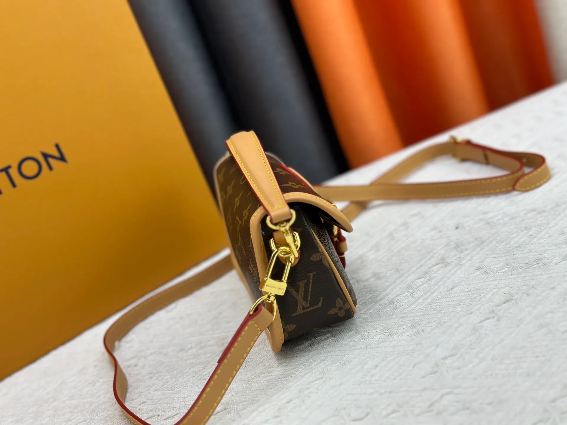 P220 Upgraded original M83566 M83300 M45985 Baguette bag series New Diane handbag The Diane satchel is made of Monogram Empreinte, made of the brand's iconic embossed leather. This versatile bag comes with a removable leather shoulder strap that can be worn over the shoulder or by hand, as well as a roomy removable jacquard crossbody bag with 'Louis Vuitton' printed strap. This versatile bag can be styled chic or sporty to match the overall style or mood. Dimensions: 19×10.5×6cm.