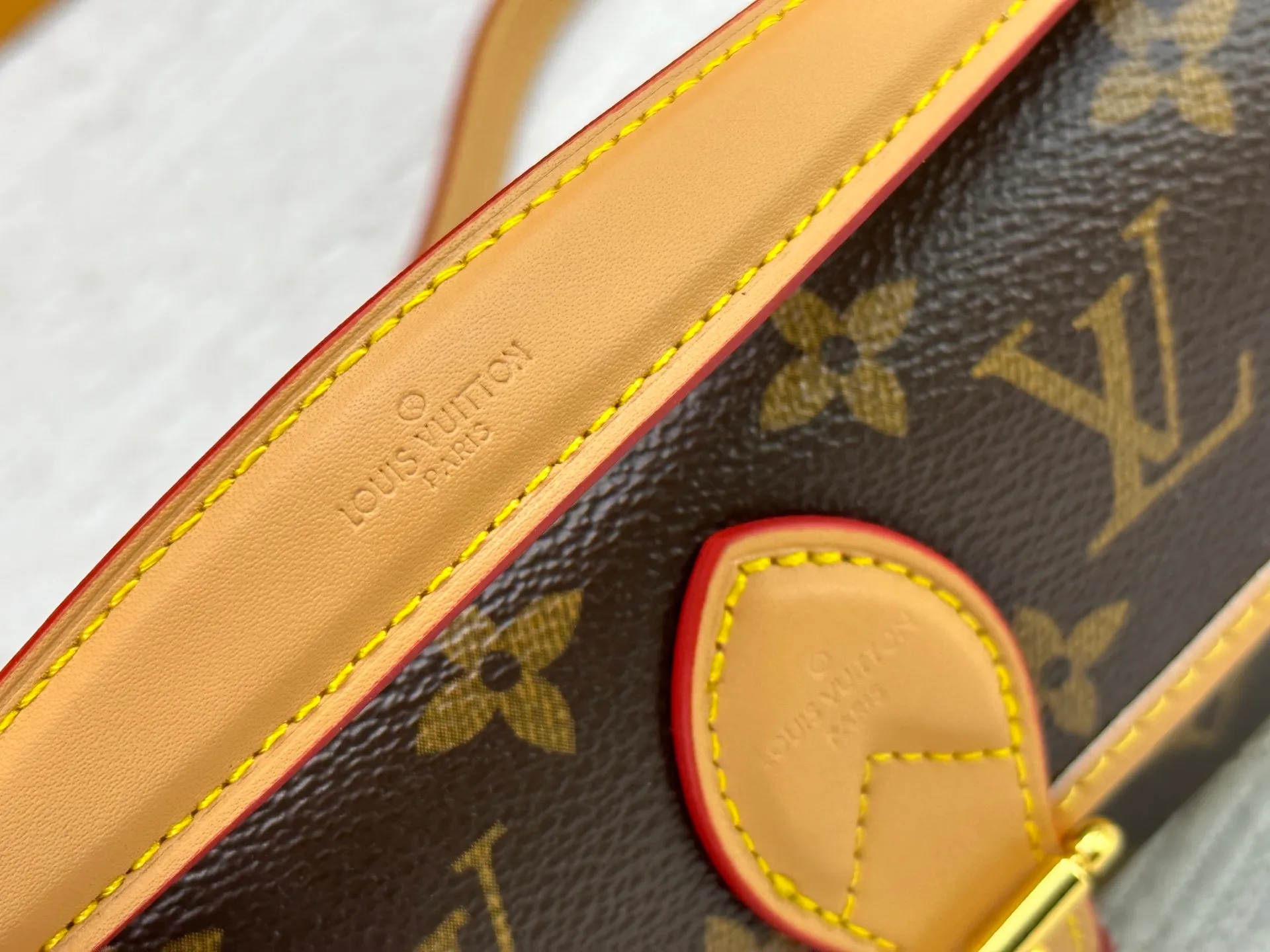 P220 Upgraded original M83566 M83300 M45985 Baguette bag series New Diane handbag The Diane satchel is made of Monogram Empreinte, made of the brand's iconic embossed leather. This versatile bag comes with a removable leather shoulder strap that can be worn over the shoulder or by hand, as well as a roomy removable jacquard crossbody bag with 'Louis Vuitton' printed strap. This versatile bag can be styled chic or sporty to match the overall style or mood. Dimensions: 19×10.5×6cm.