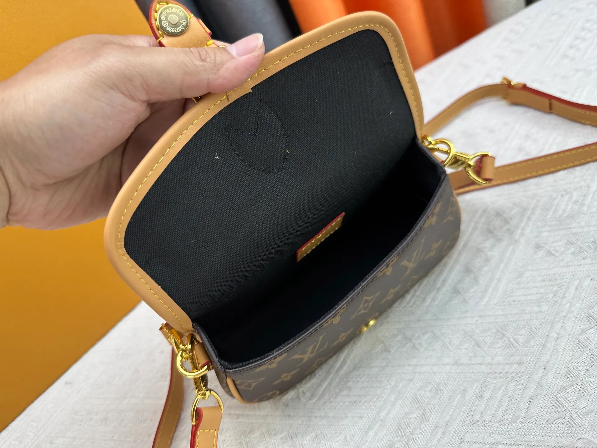 P220 Upgraded original M83566 M83300 M45985 Baguette bag series New Diane handbag The Diane satchel is made of Monogram Empreinte, made of the brand's iconic embossed leather. This versatile bag comes with a removable leather shoulder strap that can be worn over the shoulder or by hand, as well as a roomy removable jacquard crossbody bag with 'Louis Vuitton' printed strap. This versatile bag can be styled chic or sporty to match the overall style or mood. Dimensions: 19×10.5×6cm.