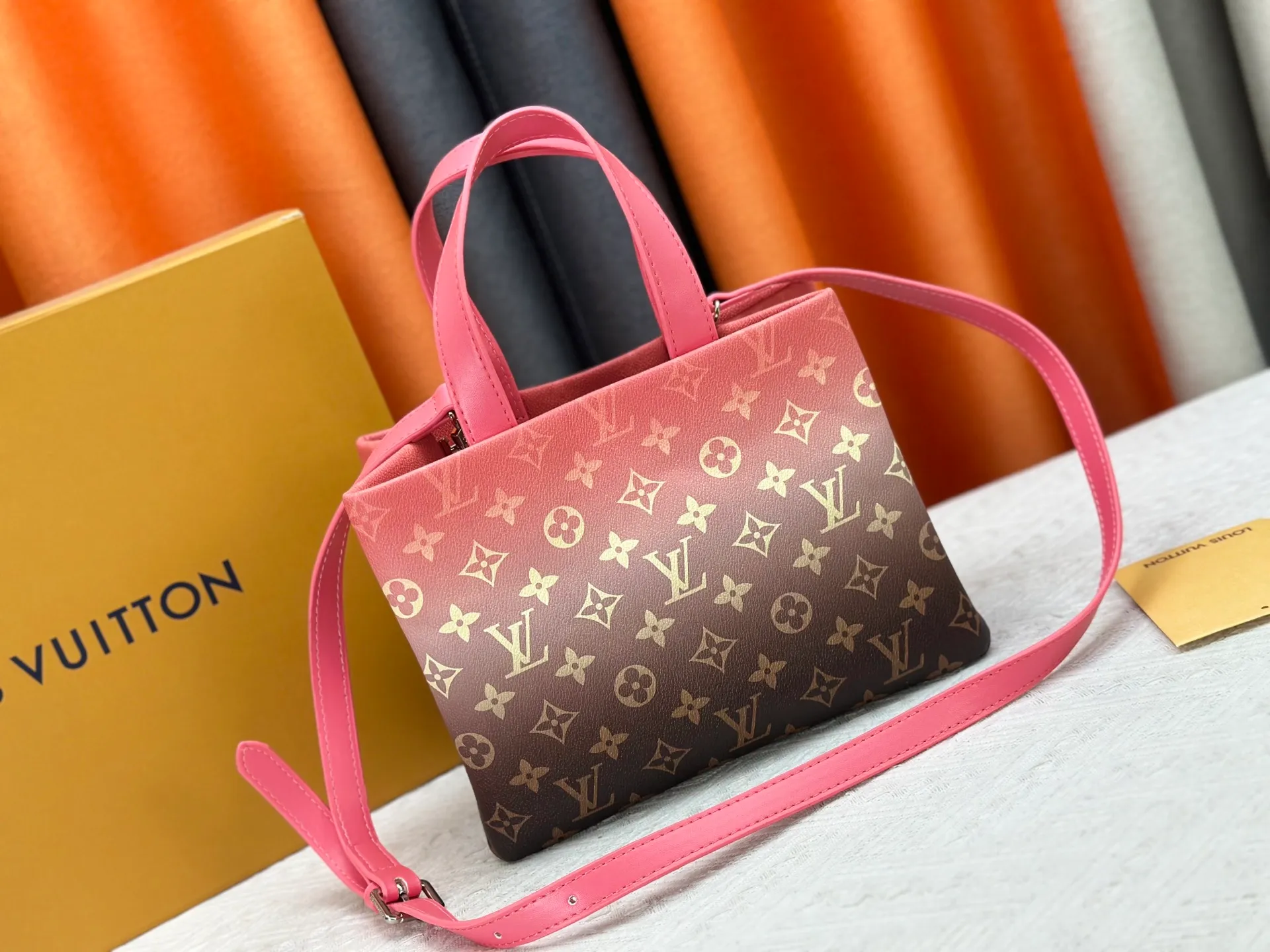P280 M13940 Gradient Pink Gradient Blue Khaki Color Check Black Check Presbyopia Orange Black Green Pink PHARREL and NIGO collection’s joint series top original order This Shopper medium handbag draws inspiration from Louis Vuitton shopping bags, with the words Louis Vuitton and Maison Fondée En 1854 written on soft cow leather, with a top handle and a detachable shoulder strap. 25x19x11 • Cow leather • Cow leather trim • Textile lining • Metal hardware • Musketon closure • Main compartment • Zip pocket • Double patch pockets • Handles: Double handle