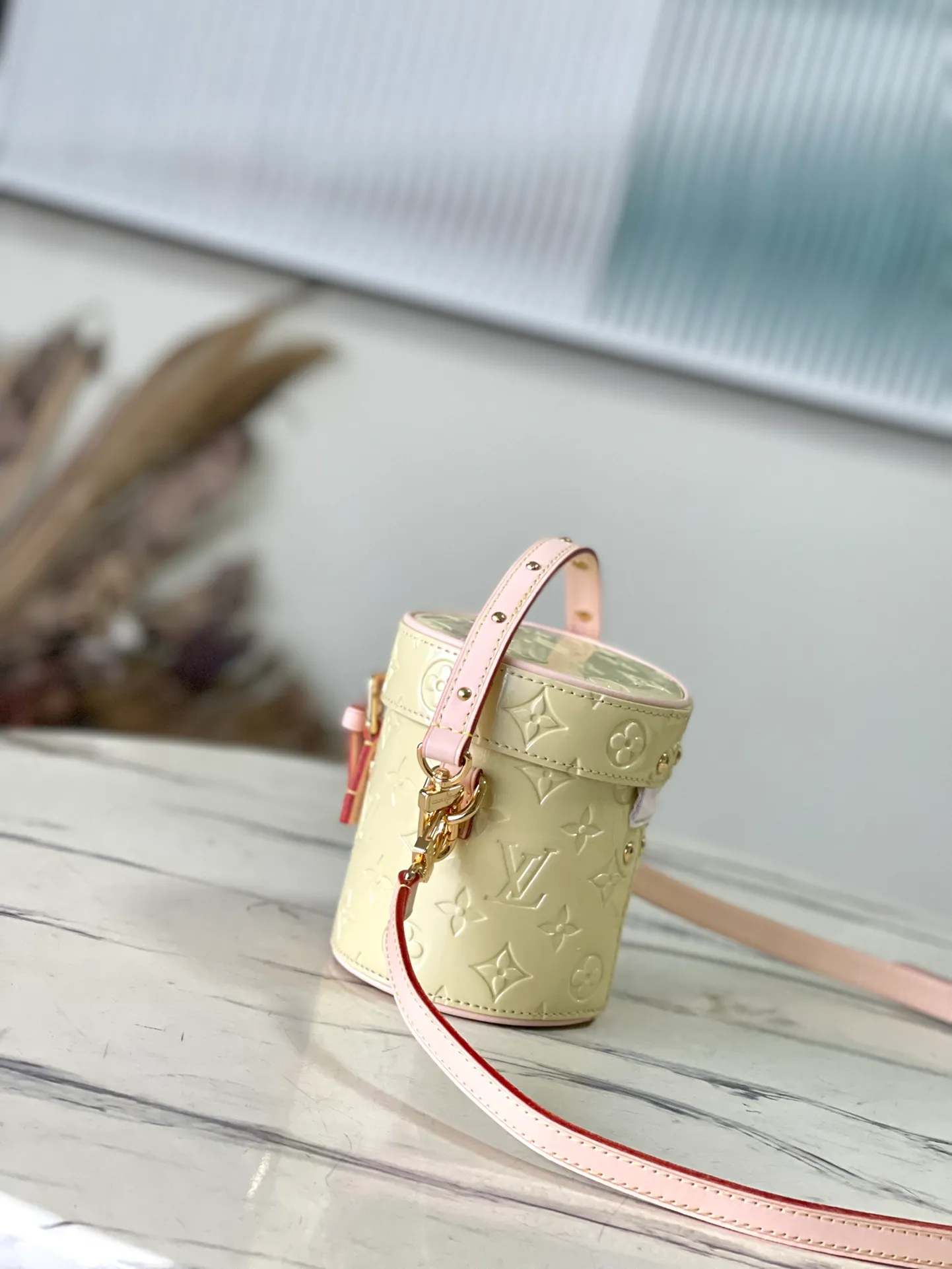 💰1480 (top layer leather) top original order M24099 yellow This Astor handbag is made of Monogram Vemis embossed leather diffusely dyed in pastel colors, and uses different silhouettes and buckles and magnetic buckle opening and closing to highlight the identity of the series. The compact space can store a phone, small wallet and keys, and comes with a detachable handle and shoulder strap. Dimensions: 12 × 14.2 × 12 cm