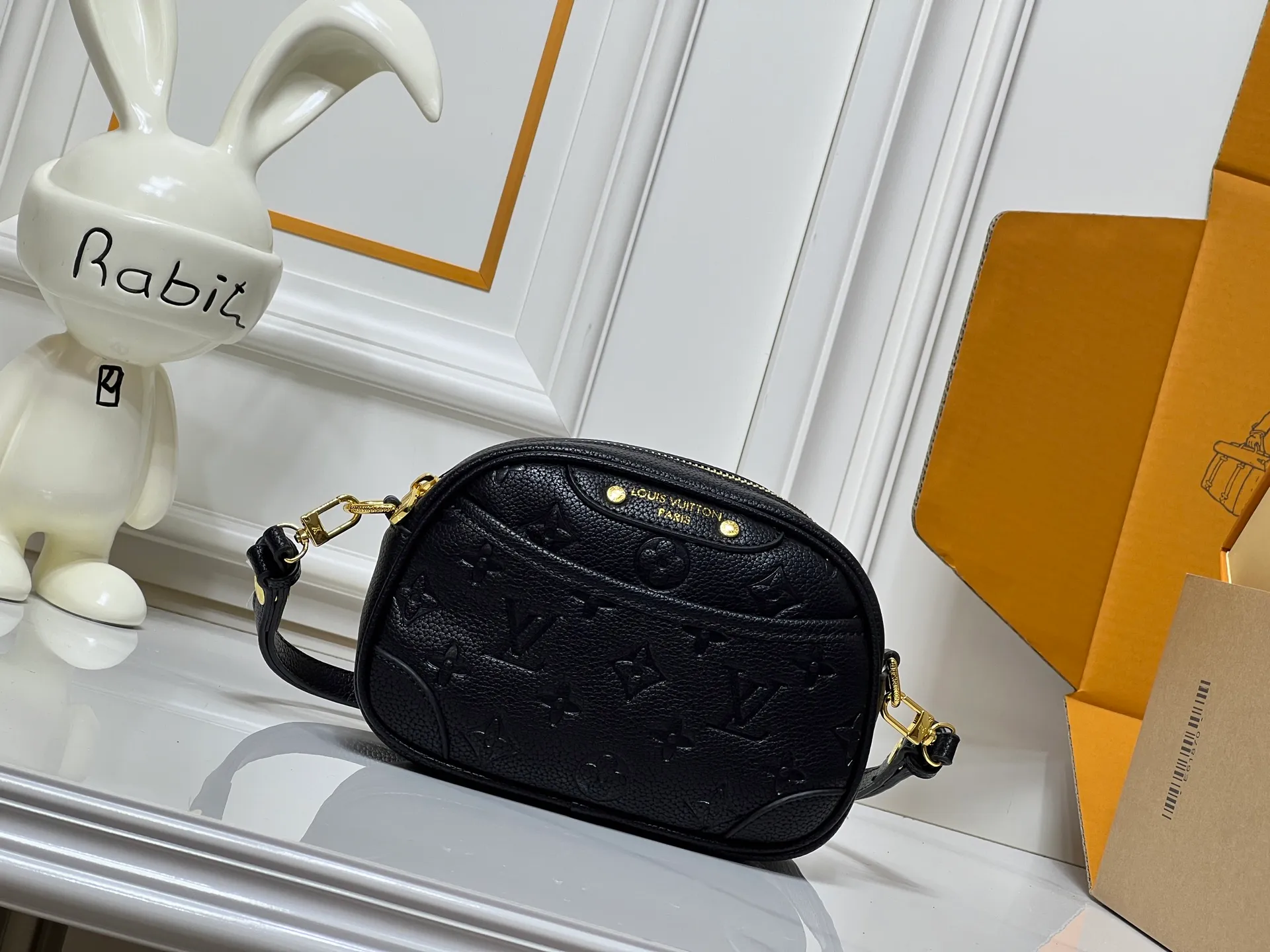 Batch 220💰Upgraded original M25518 M26509 This TINY CAMERA BAG handbag comes from the Monogram Empreinte Ys series. It is made of elegant cow leather decorated with dazzling metal parts, making it an everyday choice suitable for day and night. The front patch pocket makes it easy to access credit cards or transportation cards, and the adjustable shoulder strap allows for a variety of carrying methods. Dimensions: 13 x 6 x 19 cm. (height x width x length)