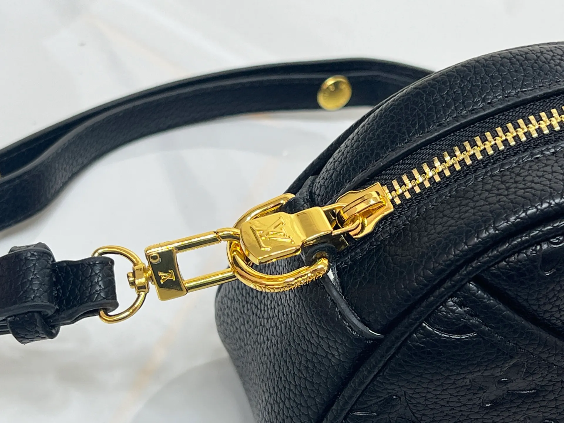 Batch 220💰Upgraded original M25518 M26509 This TINY CAMERA BAG handbag comes from the Monogram Empreinte Ys series. It is made of elegant cow leather decorated with dazzling metal parts, making it an everyday choice suitable for day and night. The front patch pocket makes it easy to access credit cards or transportation cards, and the adjustable shoulder strap allows for a variety of carrying methods. Dimensions: 13 x 6 x 19 cm. (height x width x length)