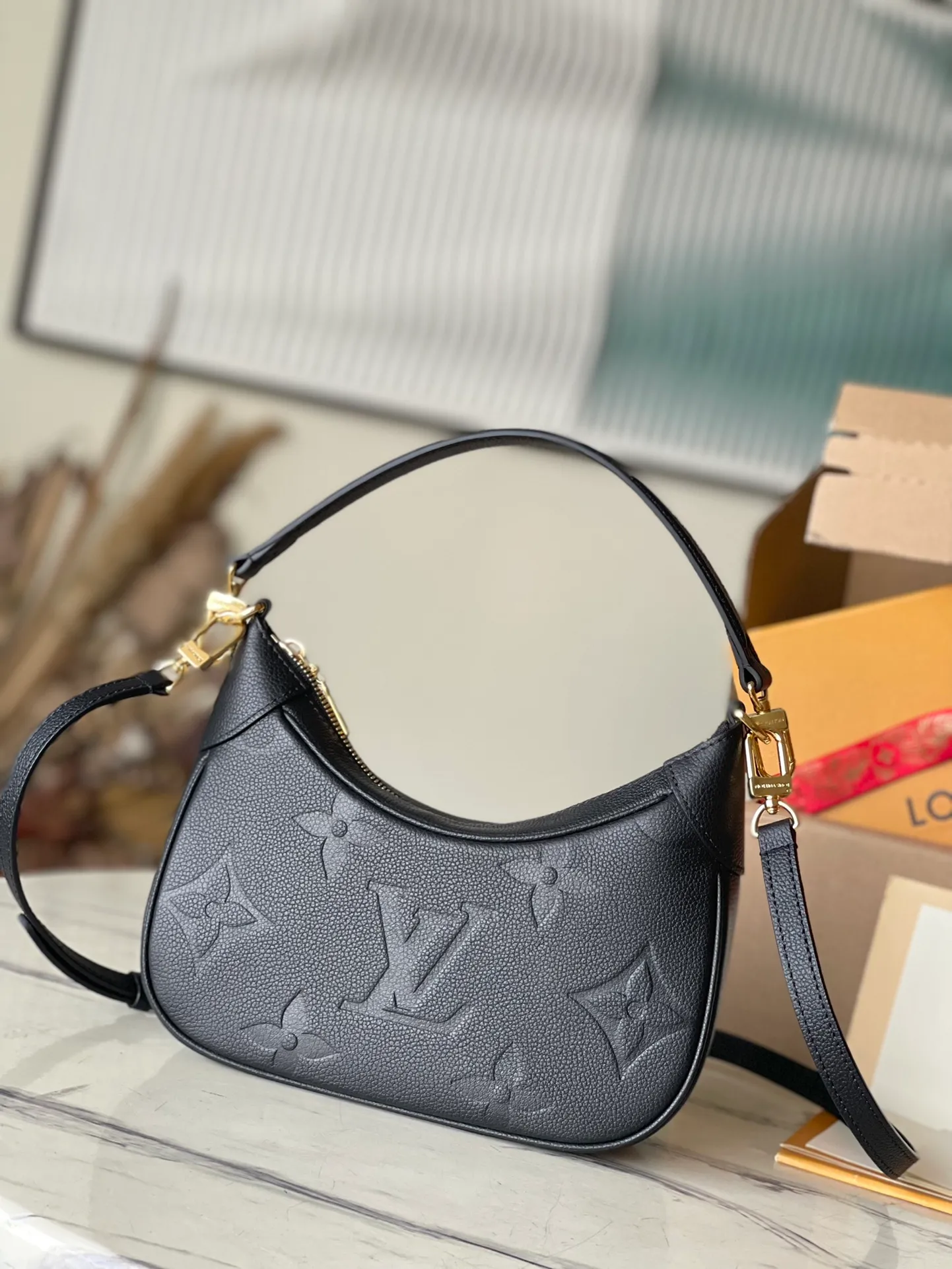 💰1040 (top layer leather) top original order M46002, supports counter inspection, the photos taken of duty-free goods are consistent with the product, and the packaging is not opened. This product is an exclusive duty-free product in the market and is the highest-end product. Inspection is supported. This product has passed strict inspection and is flawless. Please wear gloves when touching the product. This product is not returnable or exchangeable. Please confirm the product first and then remove the label on the handle. This product is temporarily not open to the public, only regular customers, and is in short supply. Dimensions: 24 x 18 x 7 cm