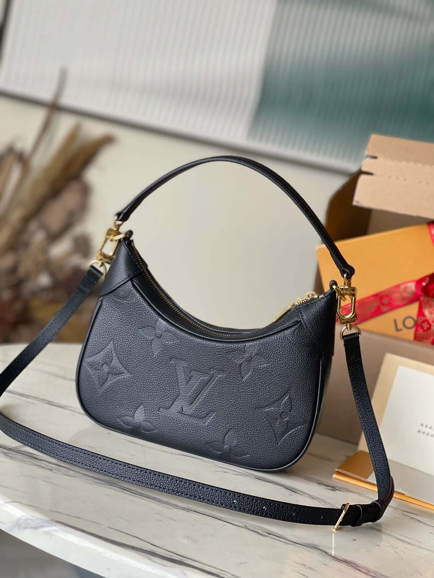 💰1040 (top layer leather) top original order M46002, supports counter inspection, the photos taken of duty-free goods are consistent with the product, and the packaging is not opened. This product is an exclusive duty-free product in the market and is the highest-end product. Inspection is supported. This product has passed strict inspection and is flawless. Please wear gloves when touching the product. This product is not returnable or exchangeable. Please confirm the product first and then remove the label on the handle. This product is temporarily not open to the public, only regular customers, and is in short supply. Dimensions: 24 x 18 x 7 cm