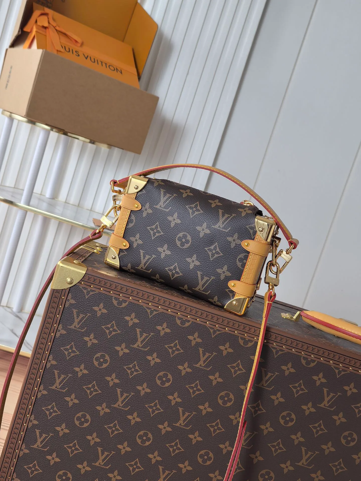 💰800💰 (Dynamic chip 163c01 top original order) M46358 M46815 M47139 This small Side Trunk handbag is made of Monogram canvas with a rectangular shape, with cow leather trim and exquisite metal parts. The reinforced corners and the S-lock that connects the zipper are exquisite details that reflect the classic heritage of Louis Vuitton hard luggage. The removable and adjustable leather shoulder strap makes it easy to carry by hand or over the shoulder. Dimensions: 19.0 x 12.5 x 7.5 cm (length x height x width)
