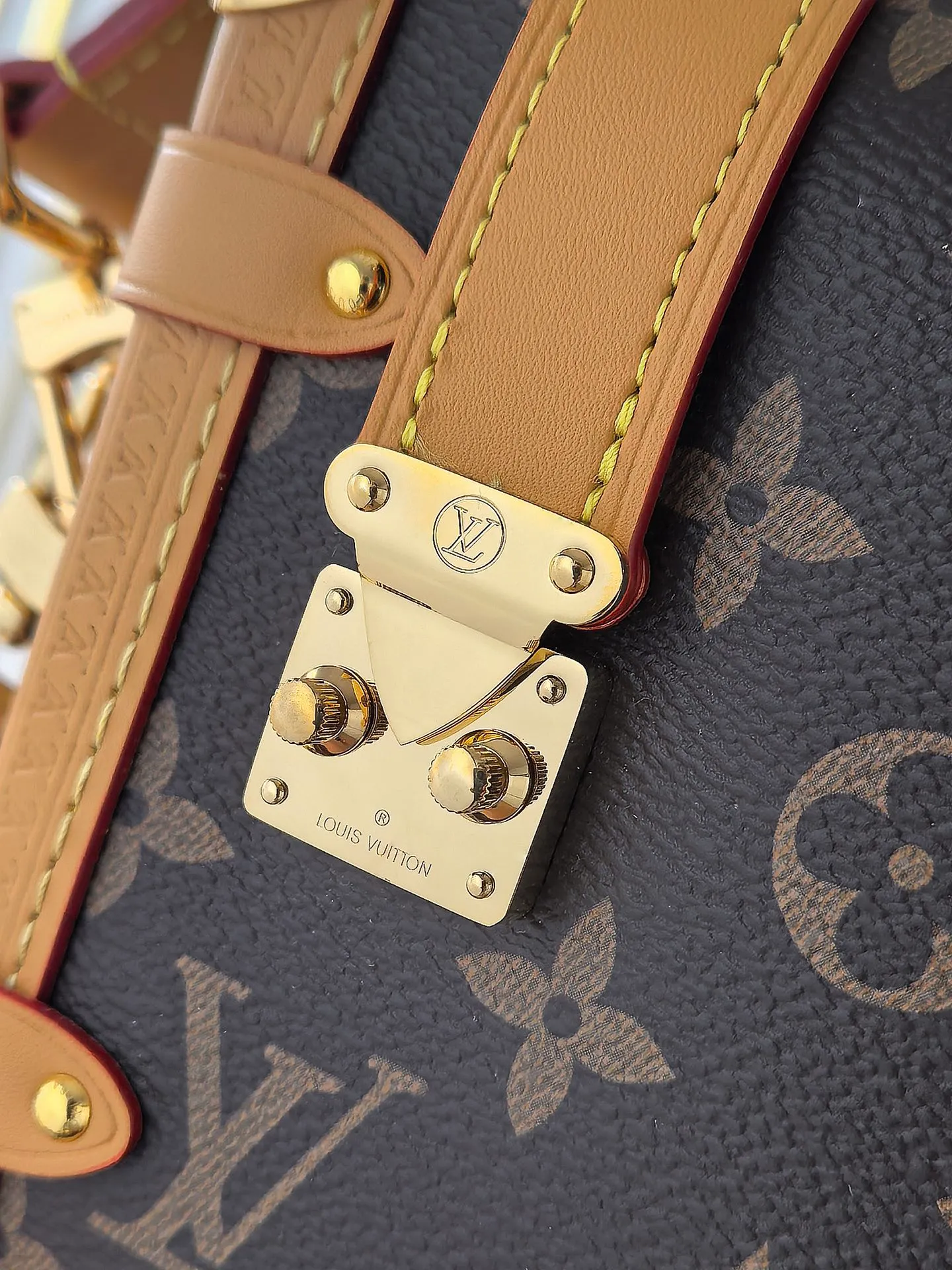 💰800💰 (Dynamic chip 163c01 top original order) M46358 M46815 M47139 This small Side Trunk handbag is made of Monogram canvas with a rectangular shape, with cow leather trim and exquisite metal parts. The reinforced corners and the S-lock that connects the zipper are exquisite details that reflect the classic heritage of Louis Vuitton hard luggage. The removable and adjustable leather shoulder strap makes it easy to carry by hand or over the shoulder. Dimensions: 19.0 x 12.5 x 7.5 cm (length x height x width)
