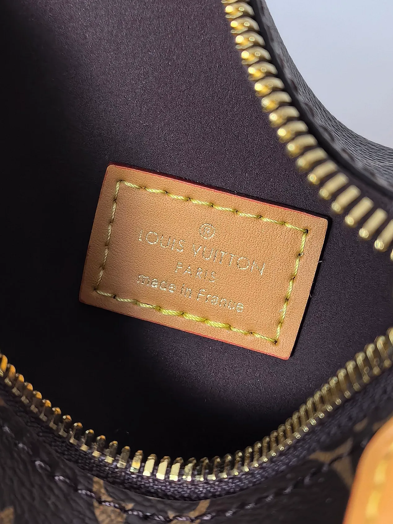 💰800💰 (Dynamic chip 163c01 top original order) M46358 M46815 M47139 This small Side Trunk handbag is made of Monogram canvas with a rectangular shape, with cow leather trim and exquisite metal parts. The reinforced corners and the S-lock that connects the zipper are exquisite details that reflect the classic heritage of Louis Vuitton hard luggage. The removable and adjustable leather shoulder strap makes it easy to carry by hand or over the shoulder. Dimensions: 19.0 x 12.5 x 7.5 cm (length x height x width)