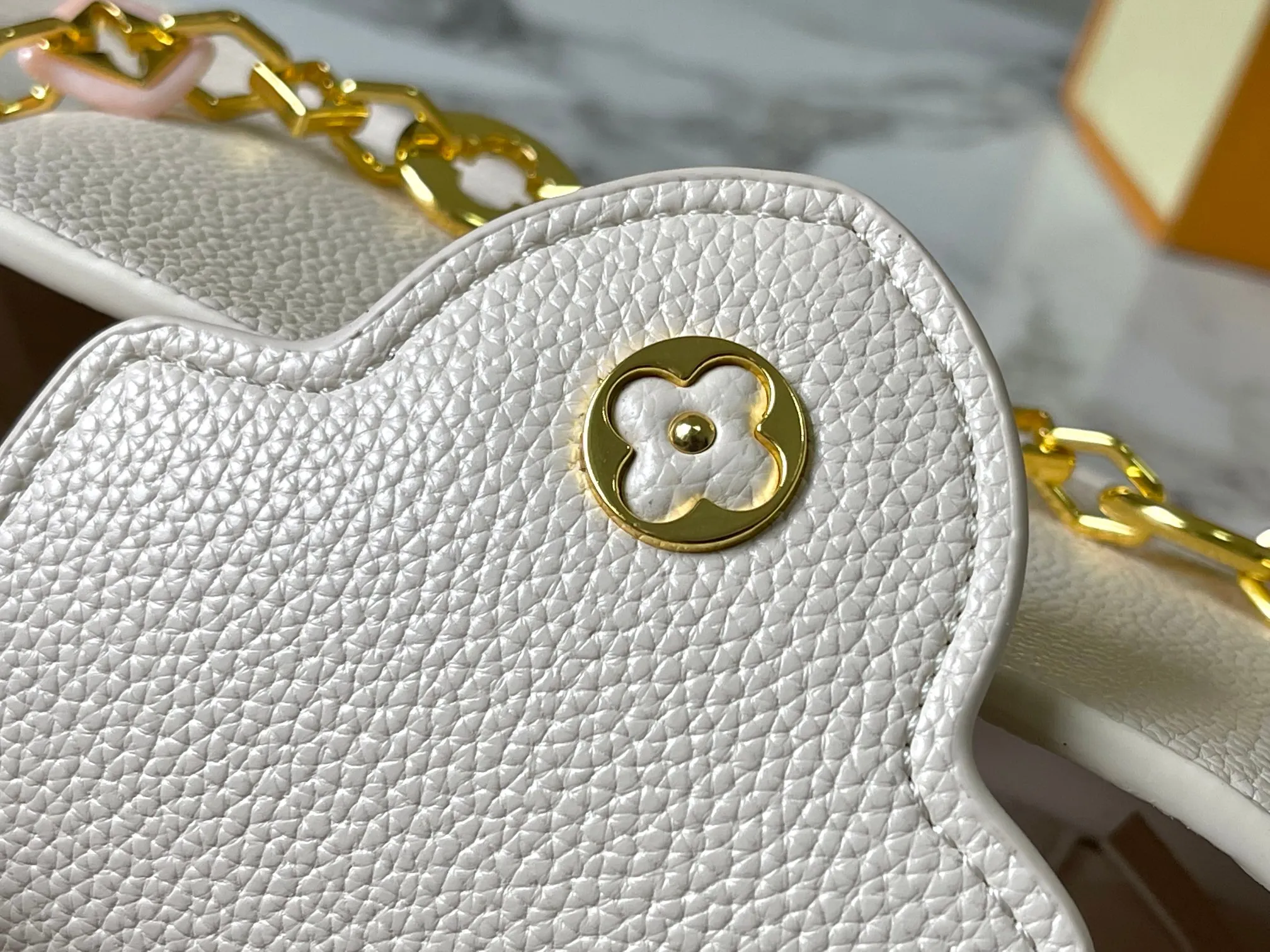 p460 [Guangzhou top quality original] M14393 white CapucinesEastWest mini handbag, with a decorative chain showing the inspiration of Monogram flowers. Taurillon cow leather creates an exquisite structure, and the LV letters interpret the colorful brushstrokes of the Puffygram jewelry series. The flap can be folded in or out, and the inner pocket can safely store valuables. Size:22×12×8cm