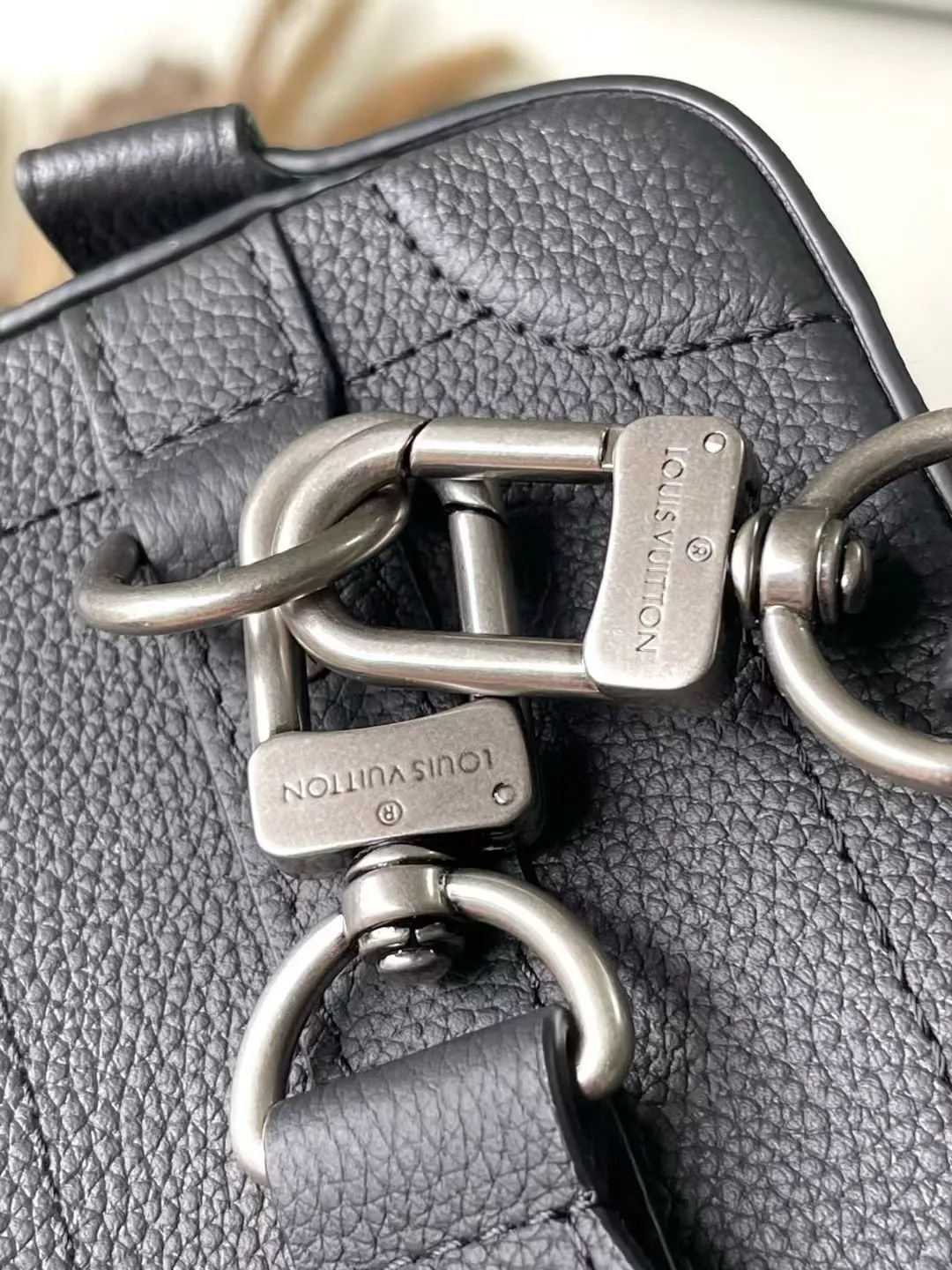 💰1400 (top layer leather) top original order M11615 This Soul Trunk East West handbag is made of LV Colorado cow leather to create a unique configuration, with a fabric lining and a patch pocket design. The magnetic closure allows for quick access to items, and the leather shoulder strap allows for hand, shoulder or cross-body wear. Dimensions: 29 × 17.5 × 10 cm