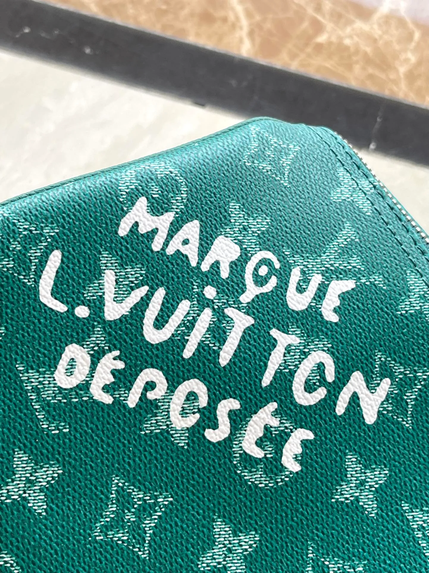 💰1280 Top Original Order M41416 Green Flower. KEEPALL 50 Travel Bag (With Shoulder Strap) Men's Art Director Virgil Abloh uses a novel design concept to inject a fresh breath into the brand's beloved KEEPALL 50 travel bag, which is classic and even more stunning. The iconic Monogram pattern is paired with sulfur gold hardware to create an urban style. The detachable leather shoulder strap comes with a hanging chain, making it more fashionable and versatile. Dimensions: 50.0x 29.0x 23.0 cm (length x height x width).