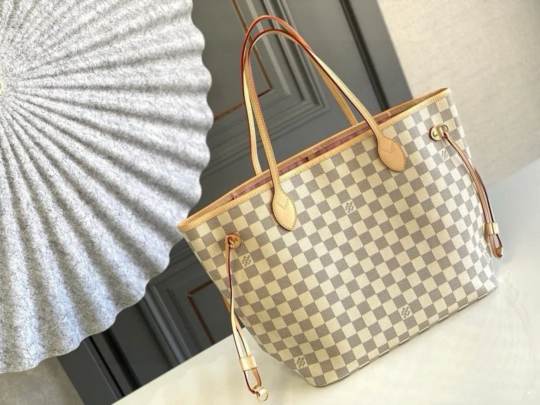 💰760 (Medium Steel Nail) Top Original N41605 NEVERFULL Medium Handbag The legendary Neverfull handbag: always able to meet your various needs for handbags. It has a large capacity but is not bulky. It is stiff and soft to the touch, making it suitable for home and travel. Tighten the side ties and it instantly transforms into a stylish urban handbag. Loosen the straps and it transforms into a chic and practical handbag. The slender leather handle can be carried over the shoulder or between the arms. The model shown here is made of Damier Azur canvas. Detailed Features 31 x 28 x 14 cm (Length x Height x Width) Bag interior redesigned with vintage details inspired by the Louis Vuitton archives - Fabric-lined interior pocket Removable zip clutch with matching interior Natural cowhide leather trim Shiny gold-tone brass hardware Handles: Double handle
