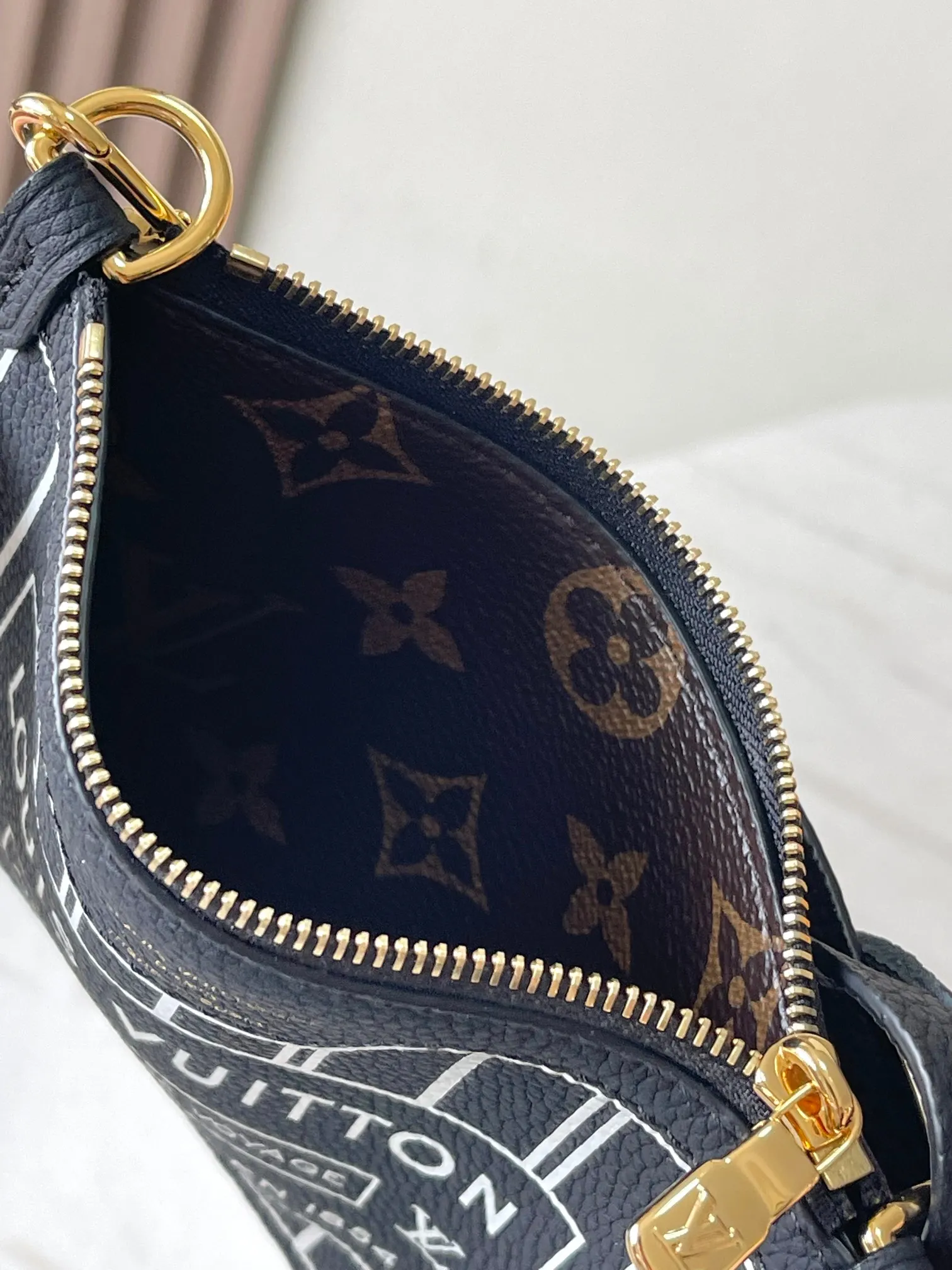 p1960 [Special grade MB chip version original leather] Neverfull Bandouliere Inside Out BB handbag is a double-sided version of the classic design this season, model: M12099 black dynamic chip version Material: A-grade all-steel hardware, imported original cowhide Packaging: full set of original duty-free MB packaging Size: 24*14*9CM