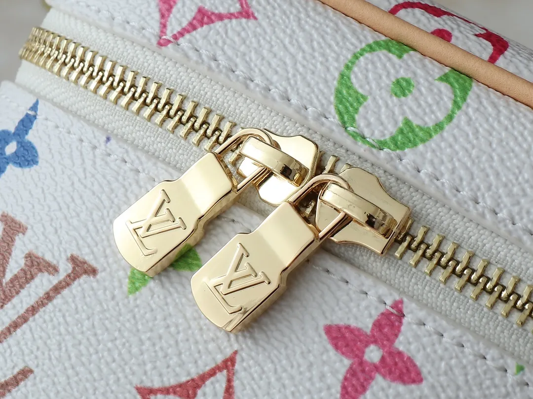 💰240💰Upgraded original version M13747 M44495 M42265 M44936 M42263 lv Murakami Nice mini Nano cosmetic bag with Monogram print and 33 colorful colors. In 2025, Murakami and LV jointly launched the white and black tricolor twelve pieces, which are very popular around the world and are loved by celebrities and celebrities. Dimensions: 14 x 10.2 x 8.5 (LxHxW)
