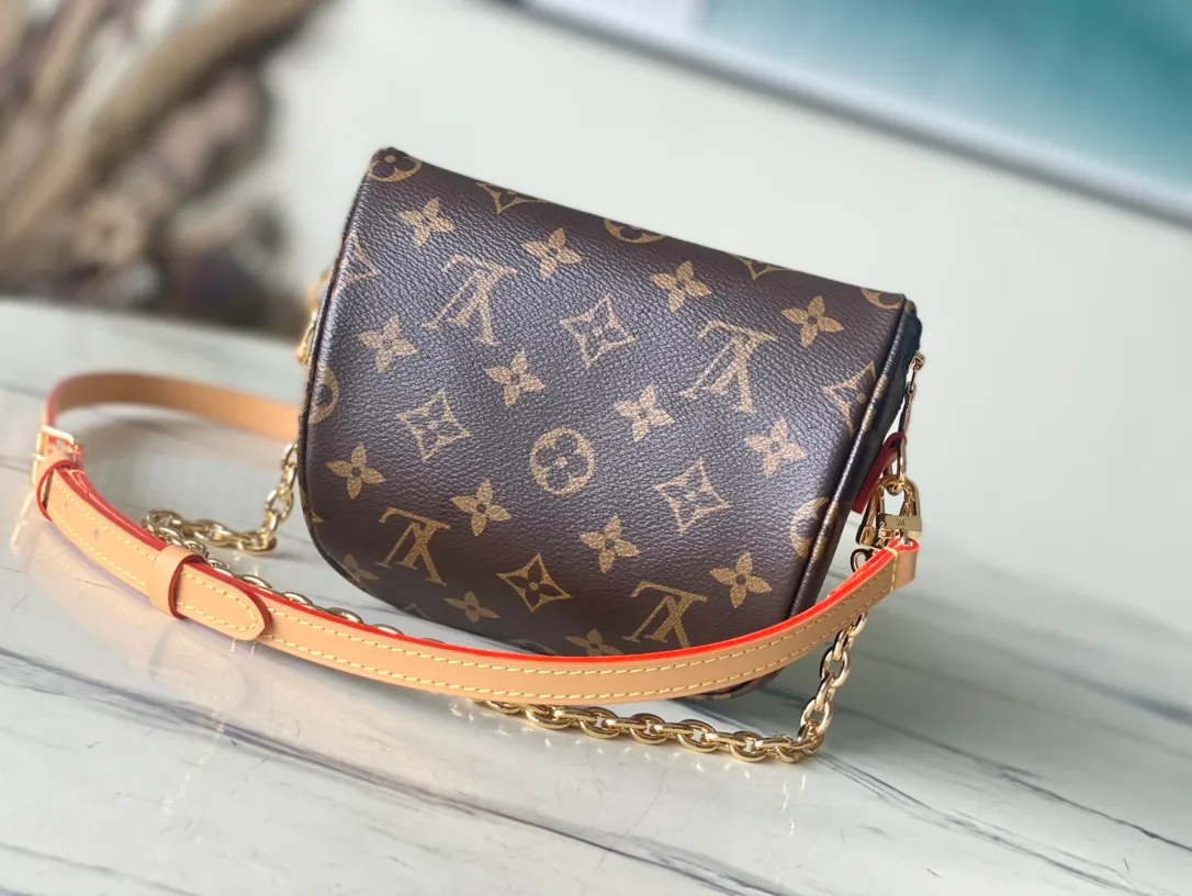 💰760 (steel chain) top original order M82335 This Mini Bumbag handbag is made of Monogram canvas, showing a soft interpretation of the trendy waist bag design. It is equipped with a zippered main compartment and zipper pocket, and is embellished with an embossed leather label. The signature leather has a detachable and adjustable shoulder strap, and a detachable chain adds functionality as well as decoration. Dimensions: 17 x 12 x 9.5 cm