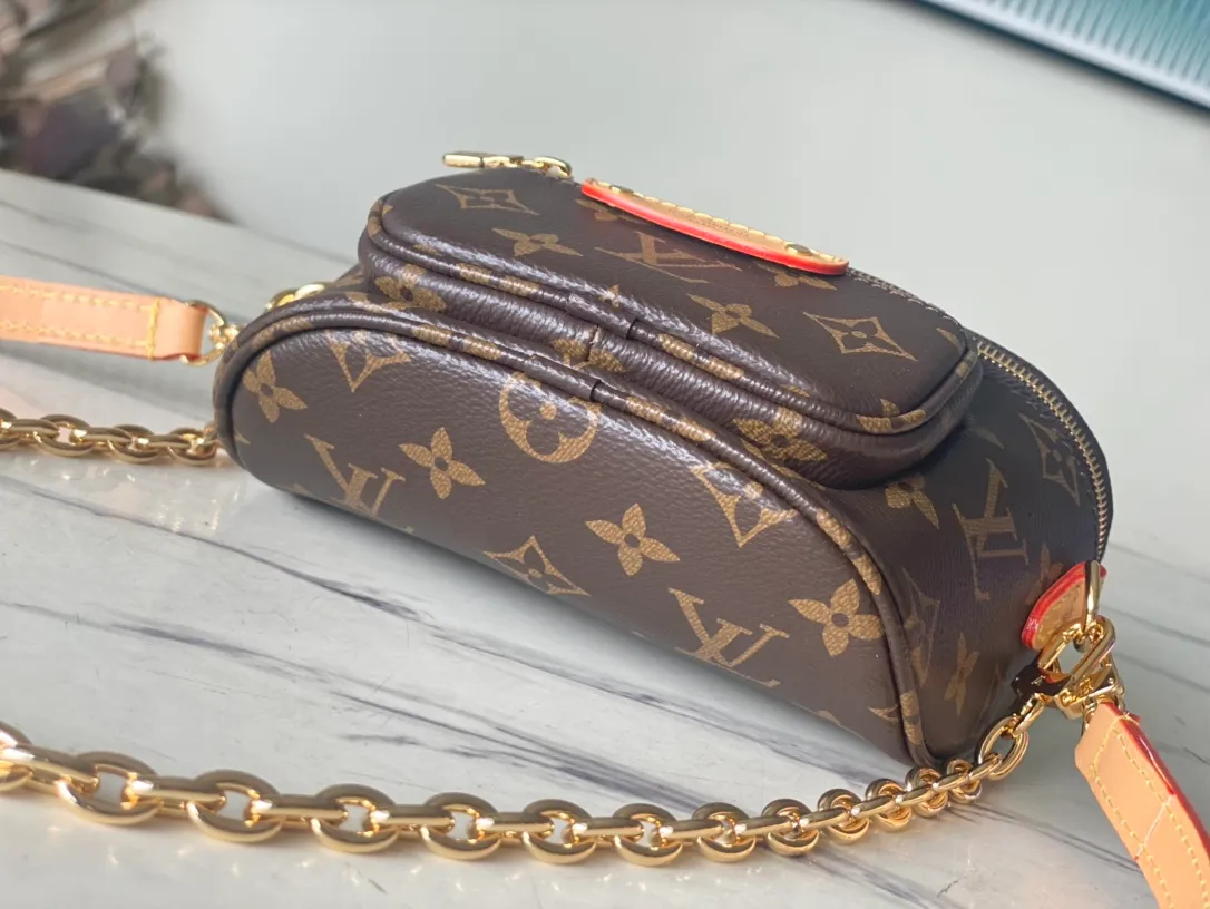 💰760 (steel chain) top original order M82335 This Mini Bumbag handbag is made of Monogram canvas, showing a soft interpretation of the trendy waist bag design. It is equipped with a zippered main compartment and zipper pocket, and is embellished with an embossed leather label. The signature leather has a detachable and adjustable shoulder strap, and a detachable chain adds functionality as well as decoration. Dimensions: 17 x 12 x 9.5 cm
