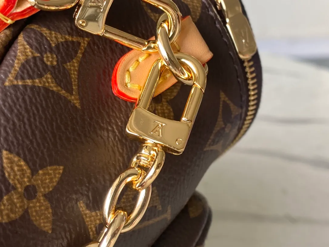 💰760 (steel chain) top original order M82335 This Mini Bumbag handbag is made of Monogram canvas, showing a soft interpretation of the trendy waist bag design. It is equipped with a zippered main compartment and zipper pocket, and is embellished with an embossed leather label. The signature leather has a detachable and adjustable shoulder strap, and a detachable chain adds functionality as well as decoration. Dimensions: 17 x 12 x 9.5 cm