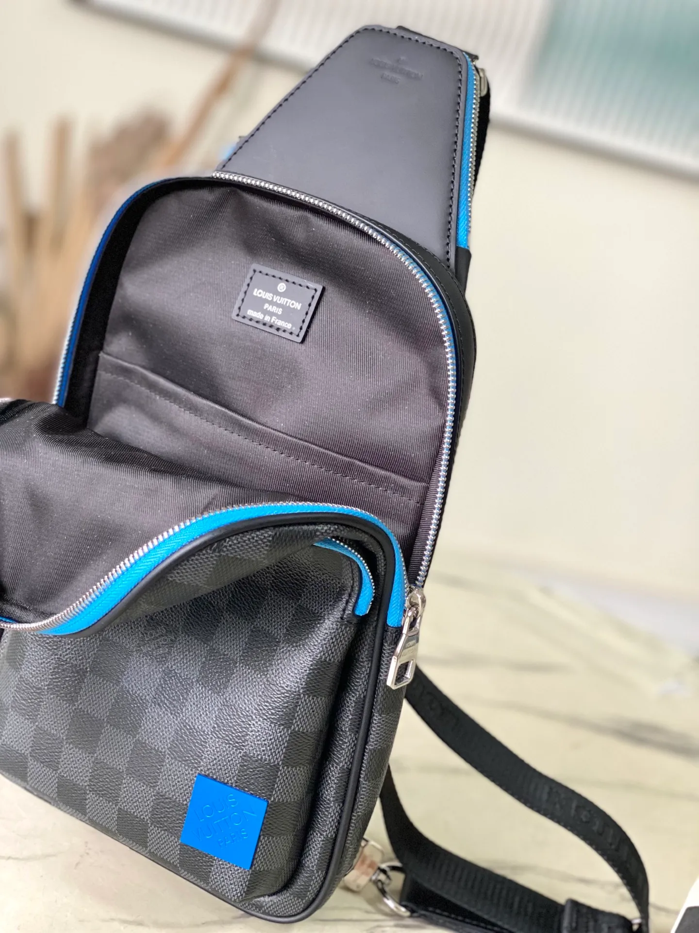 💰880 Top Original Order N00086 Black Check Blue Label Men's Bag Chest Bag Shoulder Bag AVENUE Hr Shoulder Bag The Avenue shoulder bag made of Damier Graphite canvas is the perfect companion for urban life: small and fashionable, showing a casual and uninhibited attitude. "Smart" shoulder strap design, suitable for carrying on the left or right shoulder. Styling design to improve carrying comfort; double zipper opening and closing design to ensure safe placement of valuables. Dimensions: 20 x 31 x 10cm.