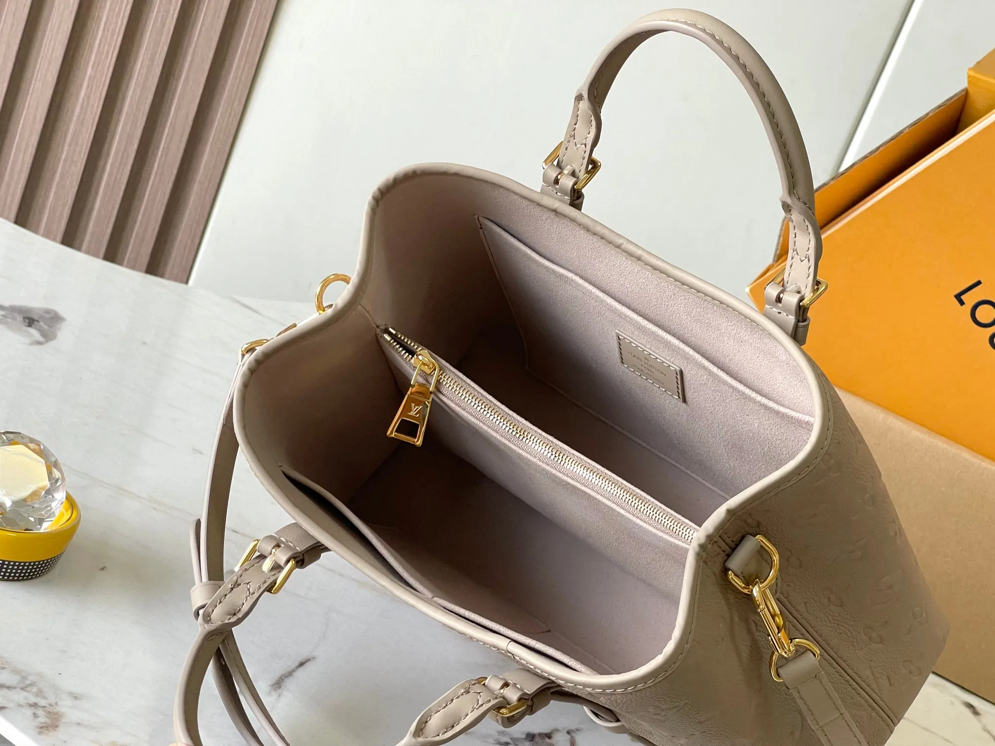 💰2600 [Special grade MB chip version original leather] This Babylone Tote handbag is traceable to the Paris Babylone trend community, model: M11463 taupe dynamic chip version Material: A-grade all-steel hardware, imported original fabric Packaging: full set of original duty-free MB packaging Size: 31*21.5*13CM
