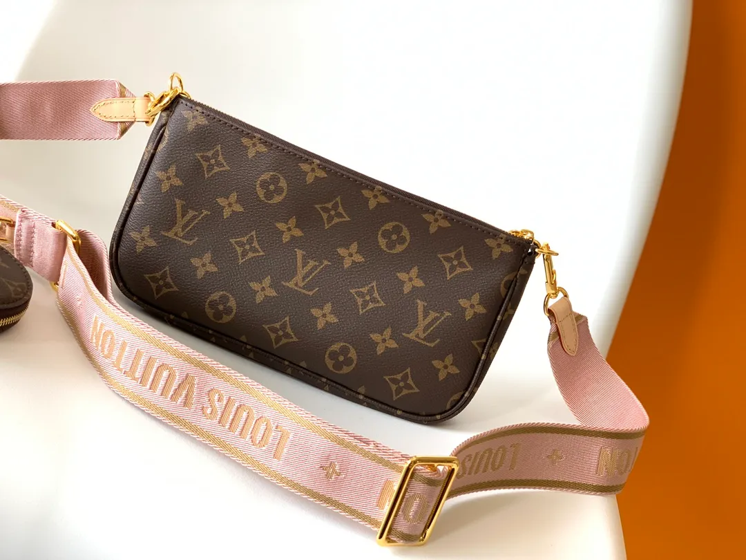 Factory price 460 transcoding chip [Top original order] [M44813 green/M44840 pink/M44823. Multi Pochette Accessories handbags are made of Monogram canvas to form a dynamic three-piece design, and are equipped with multiple pockets and compartments. Adjustable gold-tone chain and Louis Vuitton monogram jacquard shoulder strap for cross-body wear Monogram coated canvas Natural cowhide leather trim Textile lining Gold-tone hardware Adjustable shoulder strap for shoulder or cross-body wear Detachable chain shoulder strap with D-ring 24.0 x 16.0 x 6.0 cm (L x H x W)