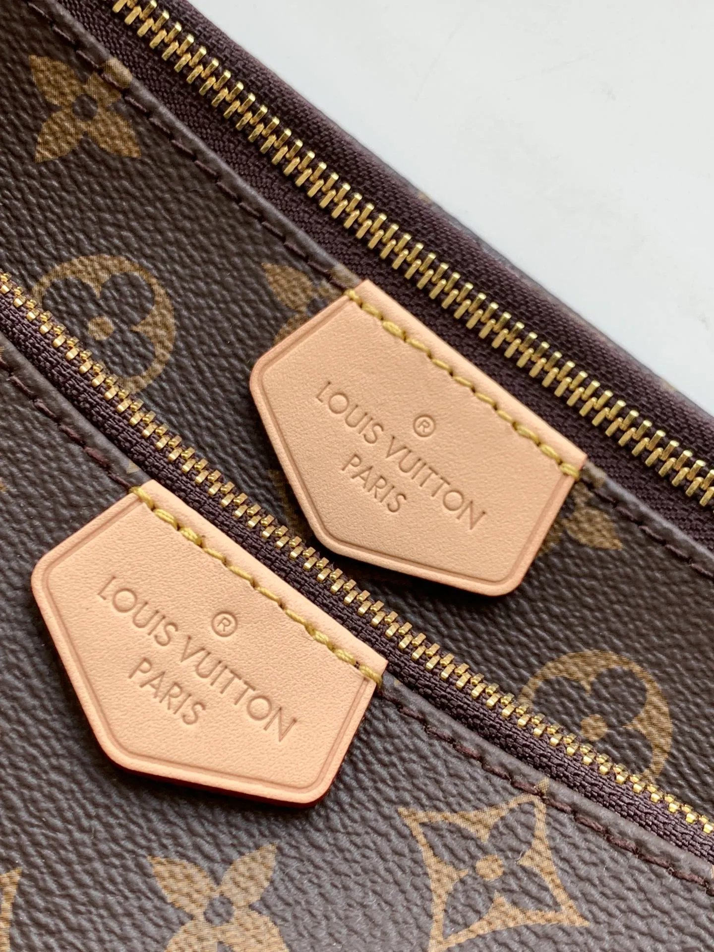 Factory price 460 transcoding chip [Top original order] [M44813 green/M44840 pink/M44823. Multi Pochette Accessories handbags are made of Monogram canvas to form a dynamic three-piece design, and are equipped with multiple pockets and compartments. Adjustable gold-tone chain and Louis Vuitton monogram jacquard shoulder strap for cross-body wear Monogram coated canvas Natural cowhide leather trim Textile lining Gold-tone hardware Adjustable shoulder strap for shoulder or cross-body wear Detachable chain shoulder strap with D-ring 24.0 x 16.0 x 6.0 cm (L x H x W)