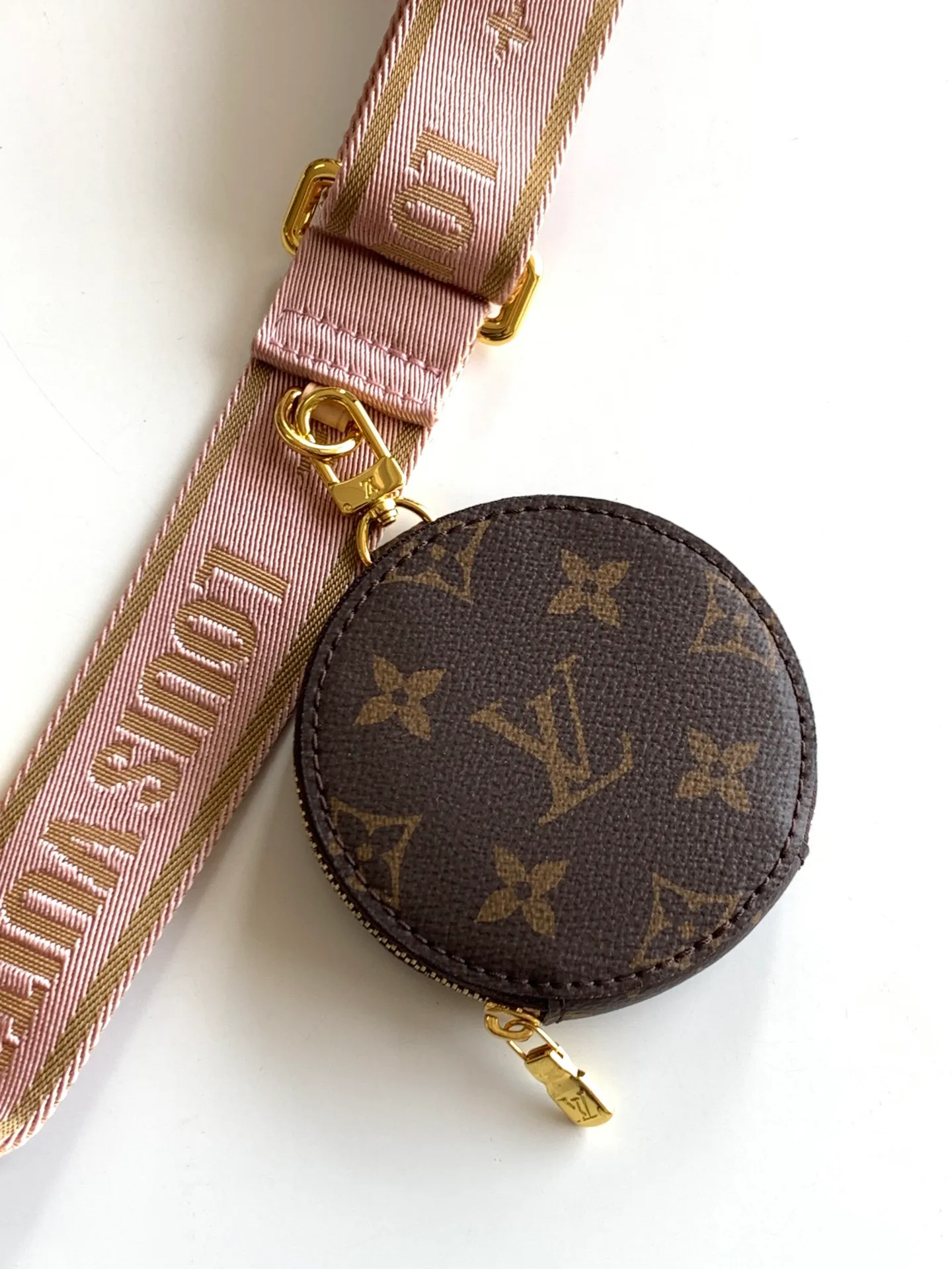 Factory price 460 transcoding chip [Top original order] [M44813 green/M44840 pink/M44823. Multi Pochette Accessories handbags are made of Monogram canvas to form a dynamic three-piece design, and are equipped with multiple pockets and compartments. Adjustable gold-tone chain and Louis Vuitton monogram jacquard shoulder strap for cross-body wear Monogram coated canvas Natural cowhide leather trim Textile lining Gold-tone hardware Adjustable shoulder strap for shoulder or cross-body wear Detachable chain shoulder strap with D-ring 24.0 x 16.0 x 6.0 cm (L x H x W)