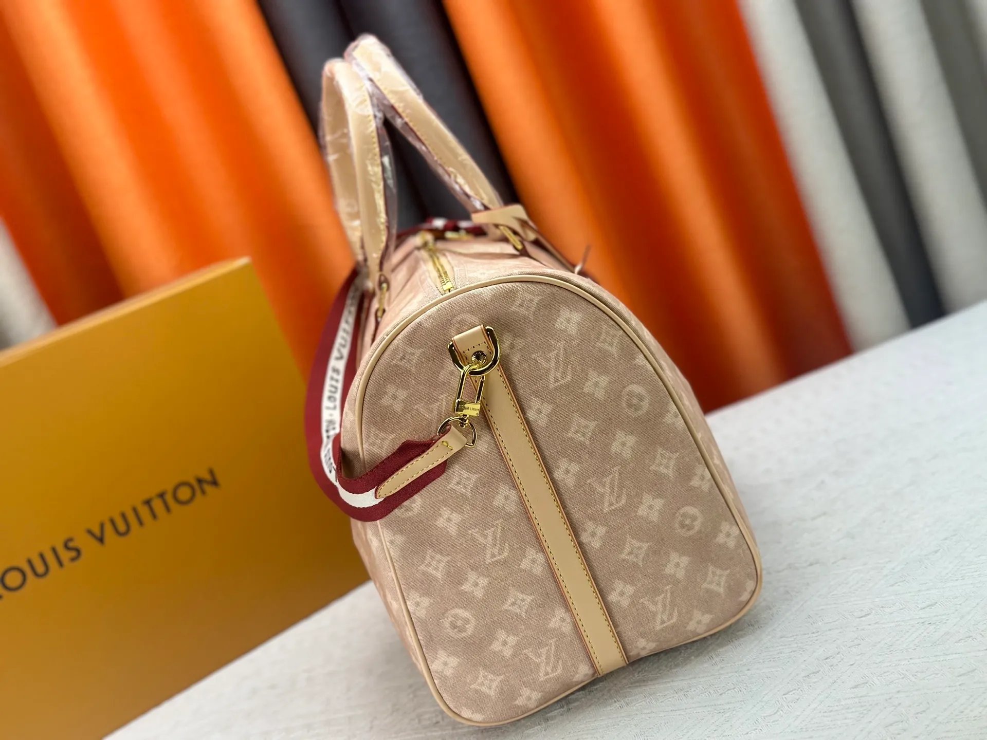 P360 M25787 This Keepall Bandouliere 45 travel bag is from the Travel With series presented by Louis Vuitton in collaboration with Grace Coddington. It uses Meowgram canvas to interpret the Monogram pattern in a playful reinvention, looking back to the hard suitcase inspiration of the 1900s. The cute cat-shaped branding adds smart touches, and the detachable and adjustable shoulder strap is embellished with the handwritten brand logo. Size: 45x27x20cm