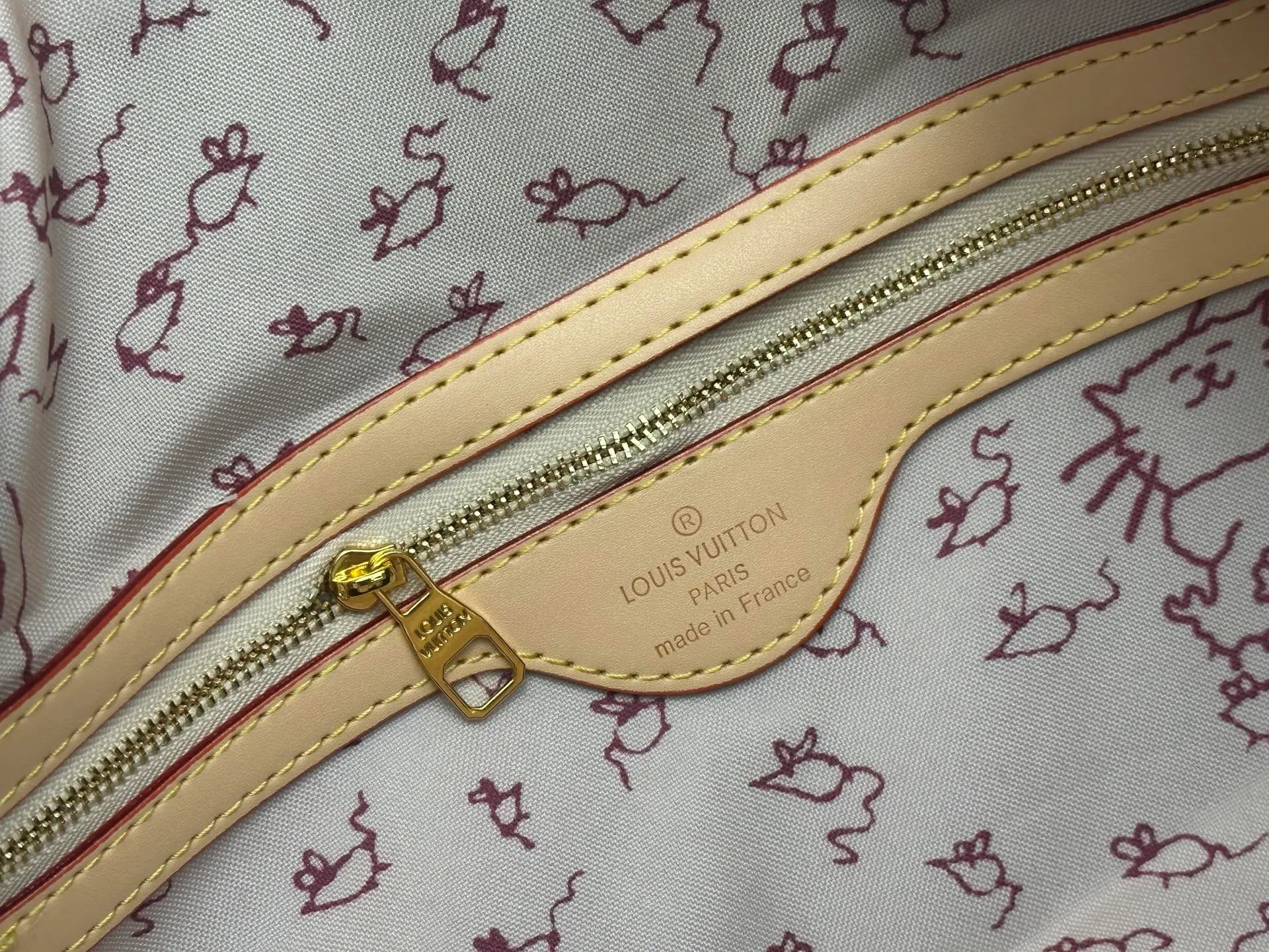 P360 M25787 This Keepall Bandouliere 45 travel bag is from the Travel With series presented by Louis Vuitton in collaboration with Grace Coddington. It uses Meowgram canvas to interpret the Monogram pattern in a playful reinvention, looking back to the hard suitcase inspiration of the 1900s. The cute cat-shaped branding adds smart touches, and the detachable and adjustable shoulder strap is embellished with the handwritten brand logo. Size: 45x27x20cm
