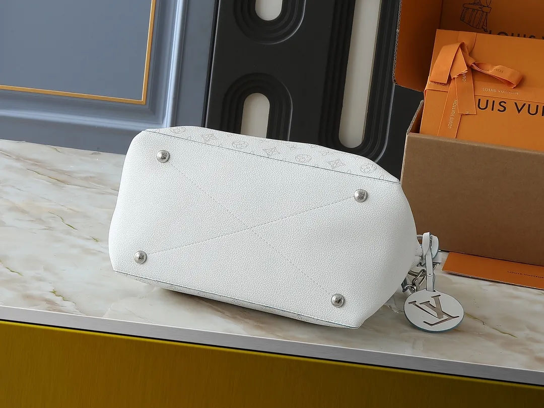 💰240💰Upgraded from the original M56073 M56084 Beaubourg Hobo medium handbag, it is made of Monogram engraved and perforated calfskin, and then hand-dyed to add a unique touch to the woven leather handle. The leather zipper pull and large LV lettering reveal the brand's style, and the detachable wide leather shoulder strap provides soft design for comfortable travel. 32 long, 26 high, 17cm wide