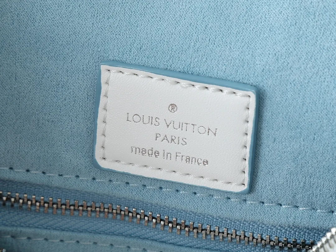 💰240💰Upgraded from the original M56073 M56084 Beaubourg Hobo medium handbag, it is made of Monogram engraved and perforated calfskin, and then hand-dyed to add a unique touch to the woven leather handle. The leather zipper pull and large LV lettering reveal the brand's style, and the detachable wide leather shoulder strap provides soft design for comfortable travel. 32 long, 26 high, 17cm wide