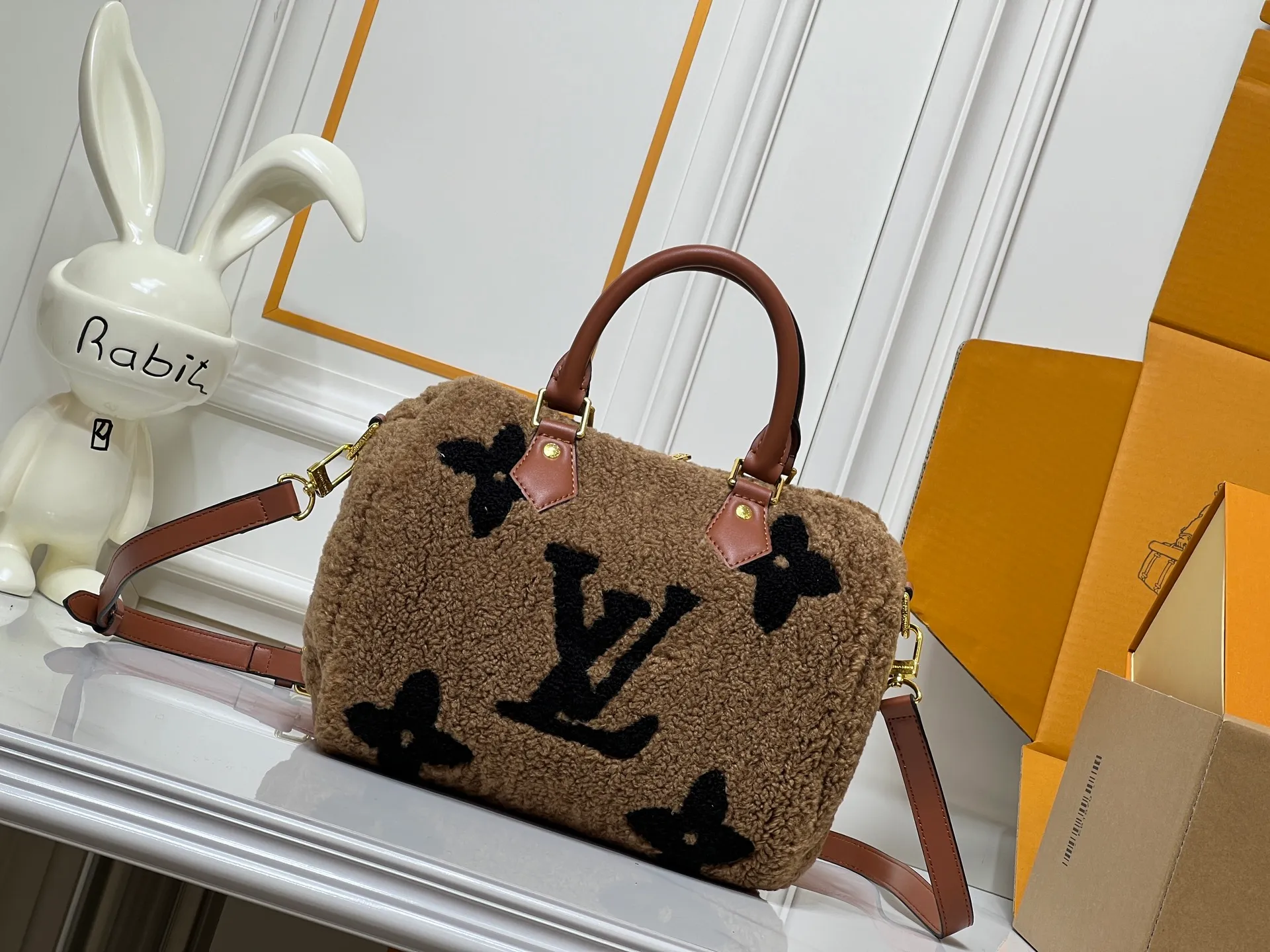 Batch 260💰Upgraded original M23468 M40390 [Speedy Bandoulière 25 handbag] Lamb velvet🔥Made of soft wool leather with grained leather trim, relying on complex intarsia technology to outline the Giant Monogram pattern, showing the trend of the winter series. Rolled leather top handles and removable and adjustable leather shoulder strap allow for a variety of carrying options. Dimensions: 25.0 x 19.0 x 15.0 cm
