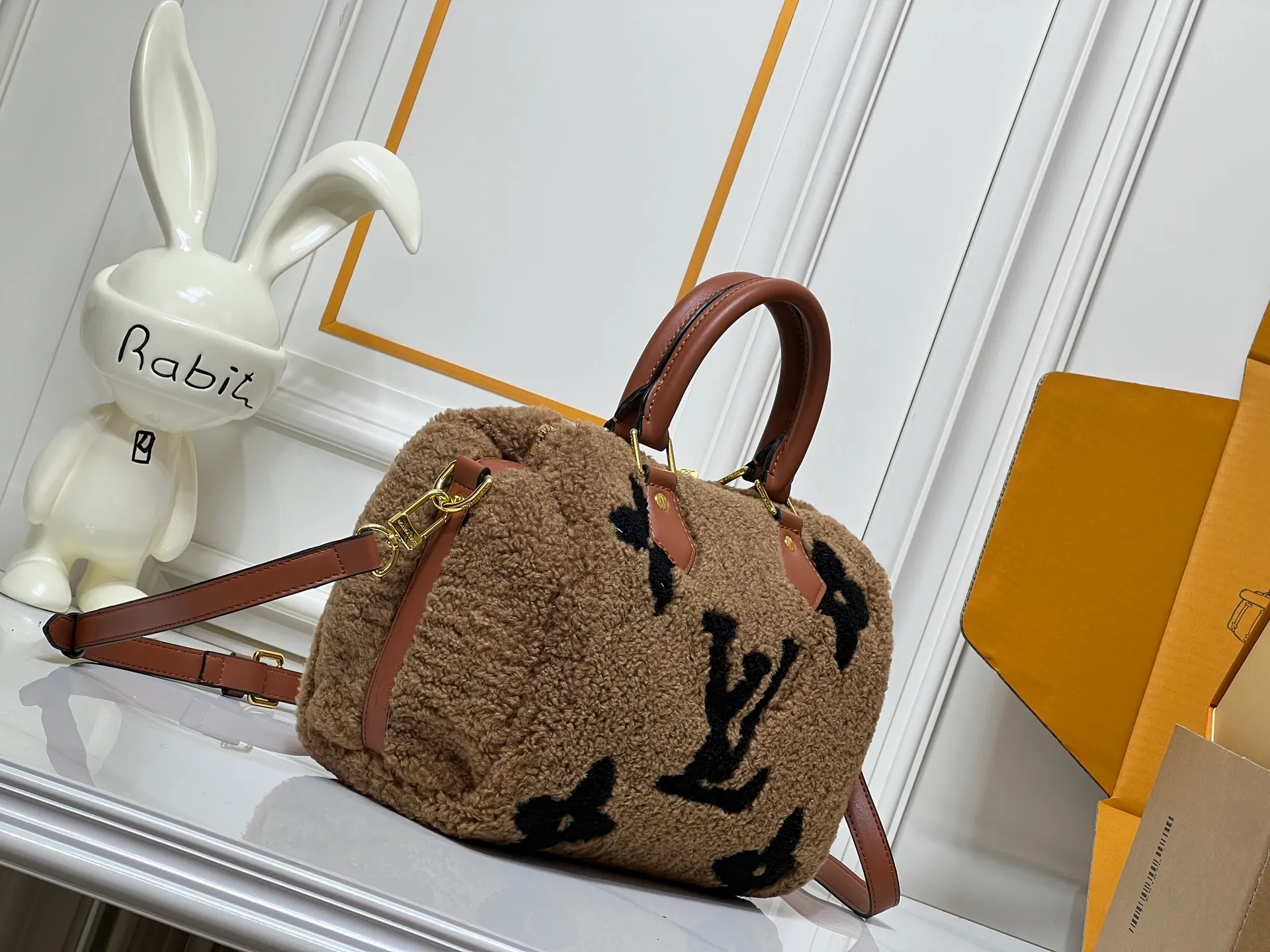 Batch 260💰Upgraded original M23468 M40390 [Speedy Bandoulière 25 handbag] Lamb velvet🔥Made of soft wool leather with grained leather trim, relying on complex intarsia technology to outline the Giant Monogram pattern, showing the trend of the winter series. Rolled leather top handles and removable and adjustable leather shoulder strap allow for a variety of carrying options. Dimensions: 25.0 x 19.0 x 15.0 cm