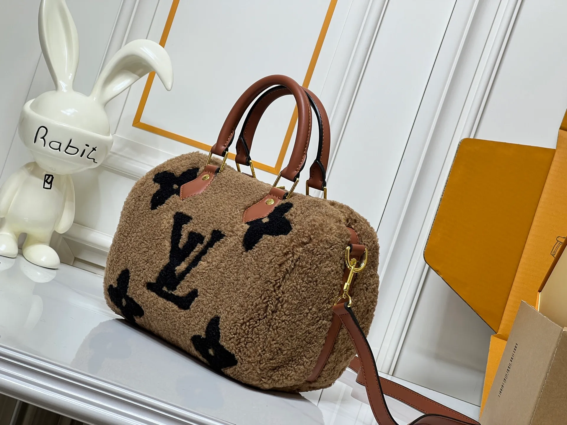 Batch 260💰Upgraded original M23468 M40390 [Speedy Bandoulière 25 handbag] Lamb velvet🔥Made of soft wool leather with grained leather trim, relying on complex intarsia technology to outline the Giant Monogram pattern, showing the trend of the winter series. Rolled leather top handles and removable and adjustable leather shoulder strap allow for a variety of carrying options. Dimensions: 25.0 x 19.0 x 15.0 cm